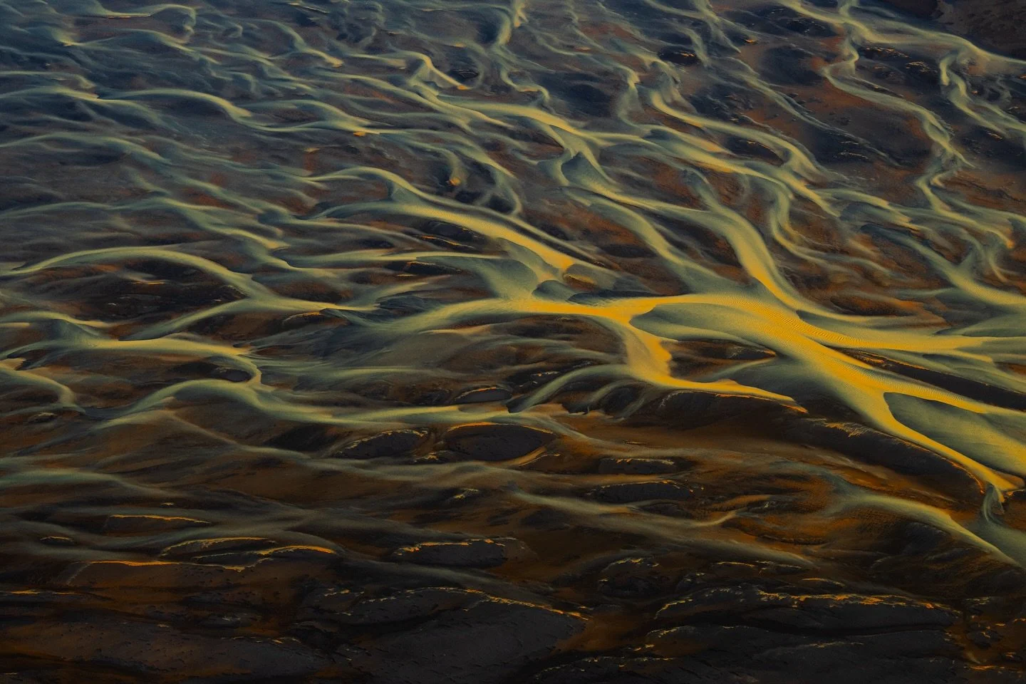 Textures of Iceland 🇮🇸 
From above, everything connects.
Scroll through and tell me your favorite 📸