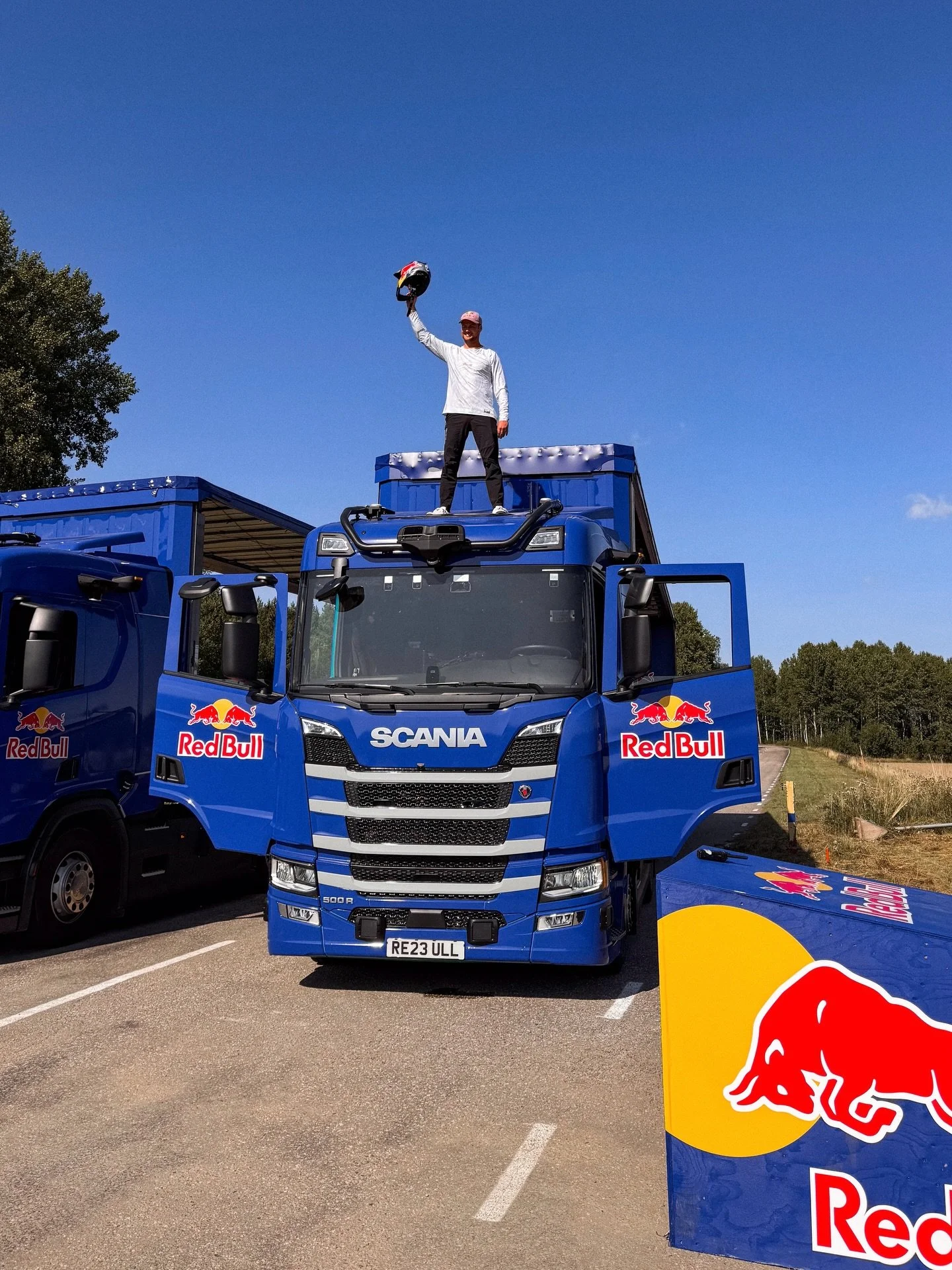 A stunt built around a split-second window 🔥
This was my second time working on a global Red Bull project, and it felt so good to be back behind the camera for something this precise.
We were in Sweden with @mattjonesmtb and Scania, filming the mome