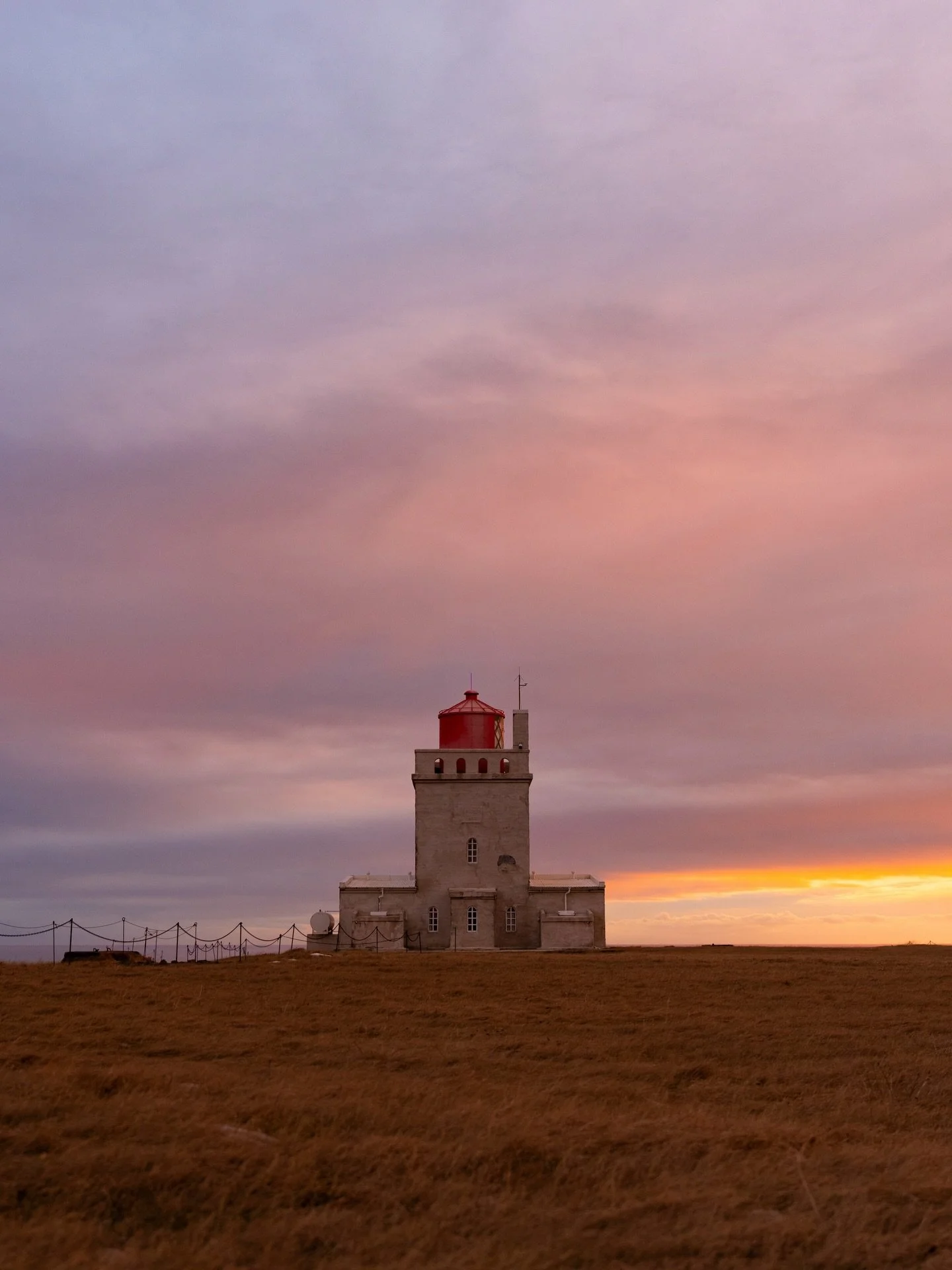 For almost a century, Dyrh&oacute;laey lighthouse has marked the edge of Iceland&rsquo;s south coast. It sits about 120 meters above sea level, looking straight out over the Atlantic 🌊