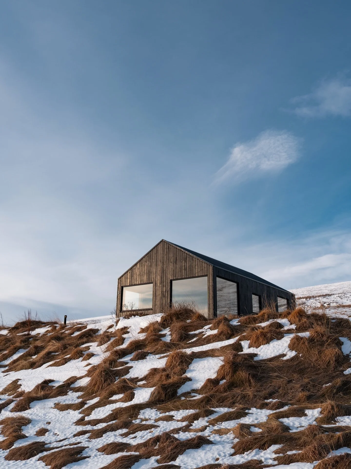 Looking for a proper ski cabin up north? ⛷️
Ski touring during the day, straight into the hot tub after.
@svartaborg is just 40 minutes from Akureyri, but it feels far from everything.