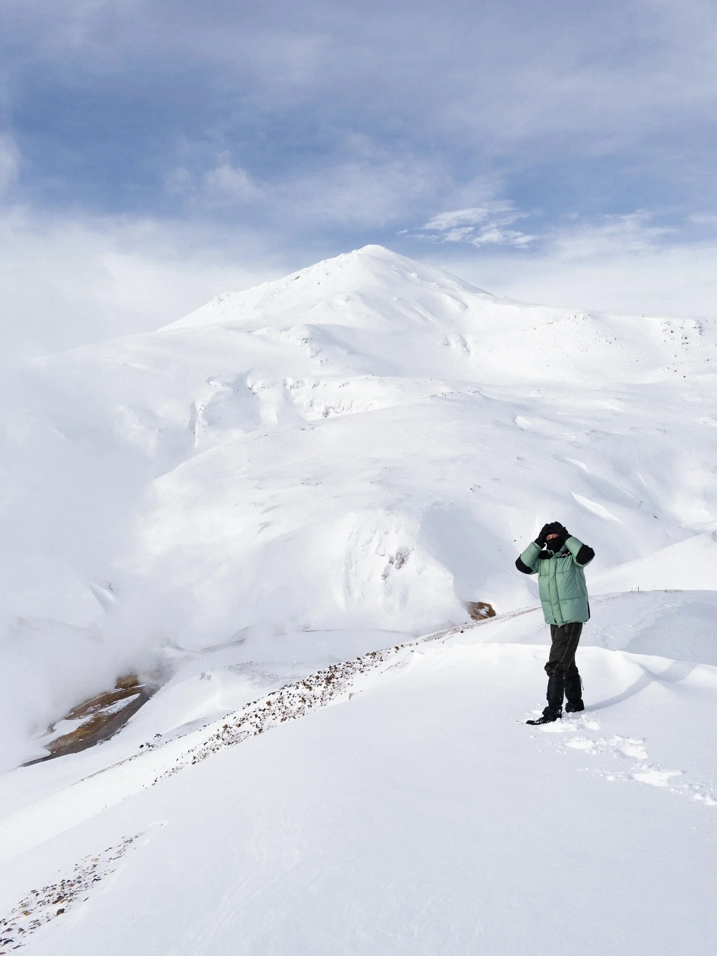 Most people see Hveradalir in summer. Right now it&rsquo;s covered in snow, but underneath lies one of the largest geothermal areas in Iceland.
Step in the wrong place and you&rsquo;re straight into boiling mud ⛰️