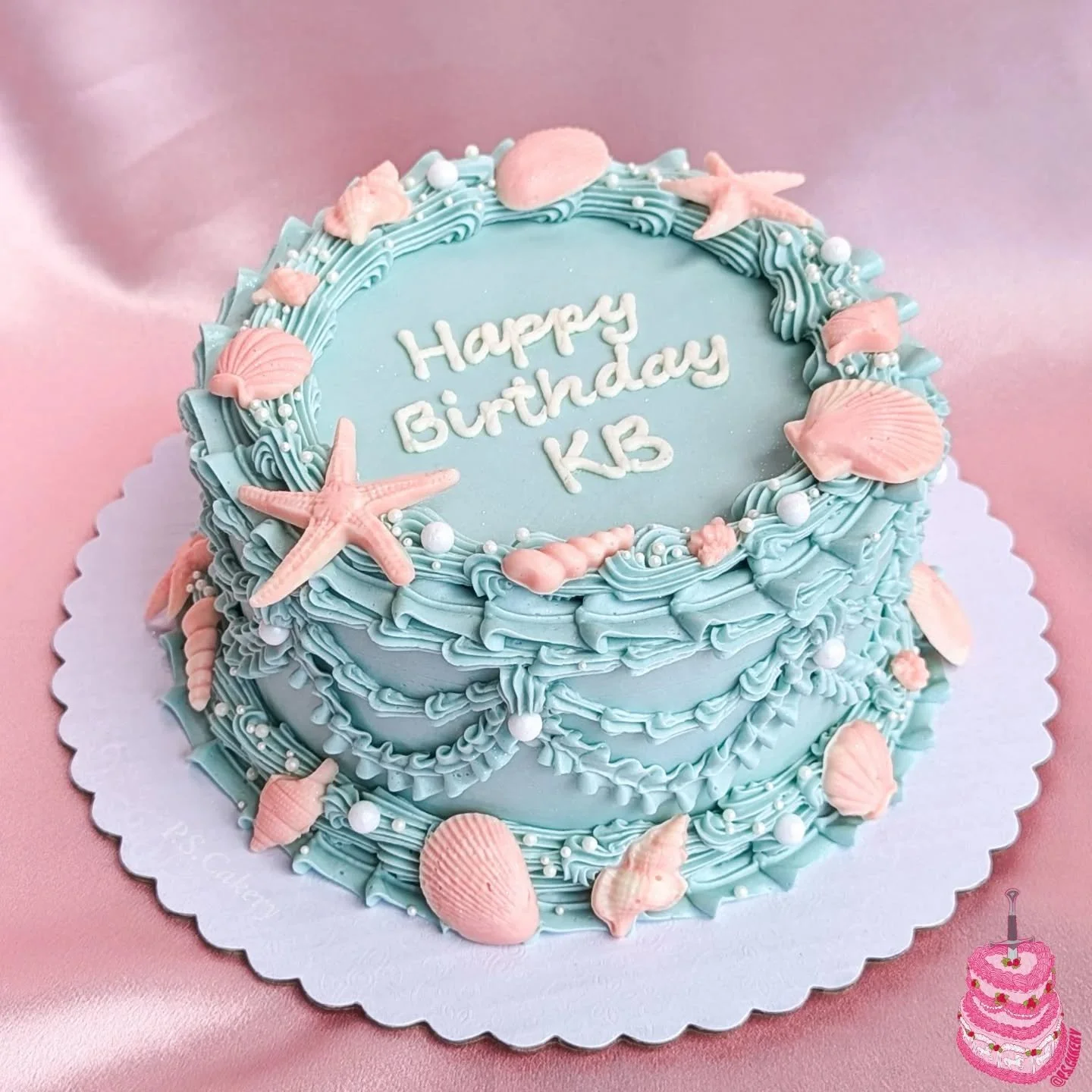 I recently went through alllll my cake photos on my phone and made an album where I moved every cake pic from months and months ago that I never got around to posting so.. here's one of them I think actually from around this time last year? 😂 I love