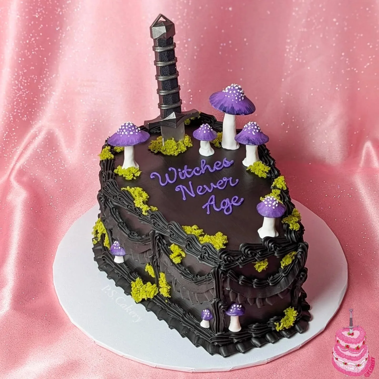 Witches Never Age cake + matching bento I got to make a few months ago 💜🕸️🕯️💚🔮🧹

Ok I'm going to be posting a lot more for the remaining of October, I have so many Halloween esque cakes I've done these past few months that I was planning on sha