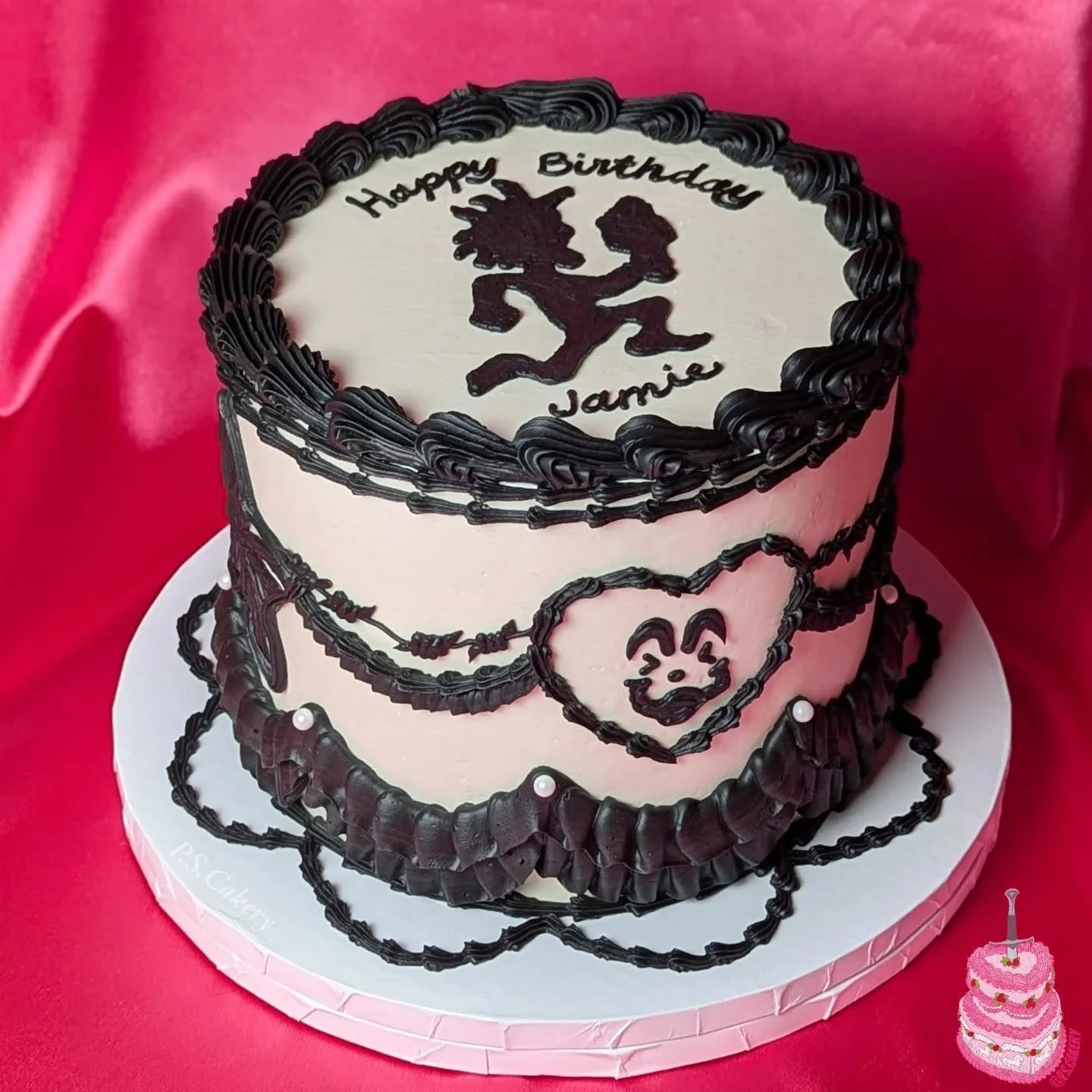I would have never expected to make an Insane Clown Posse cake in my life but anything for my friend @quinnleyblaque , back when she had an entire I.C.P. themed birthday party hehe 🖤🤡🪓

♡

#vintagecake #lambethcake #bespokecake #customcake #dagger