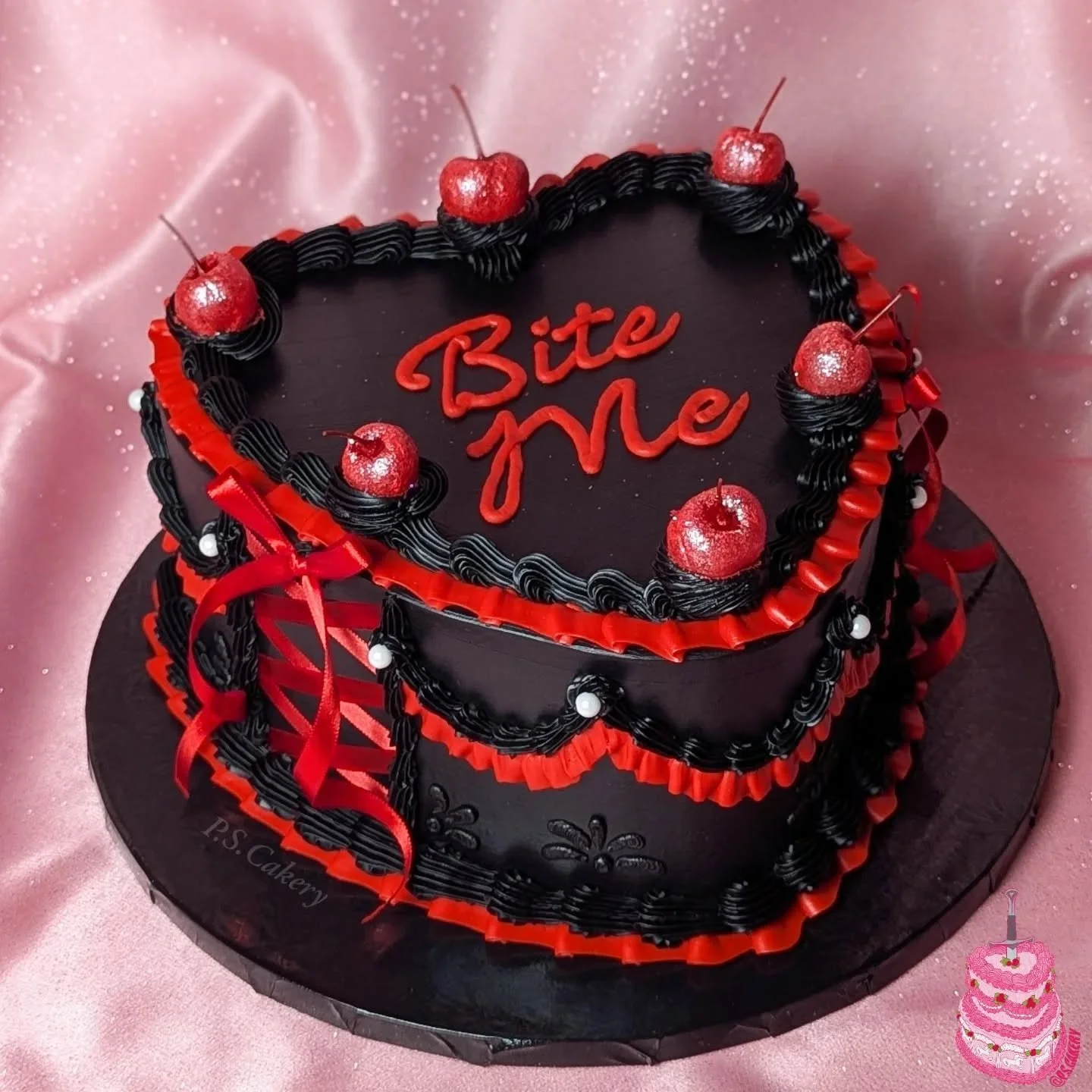 Bite Me ❤️🖤❤️🖤

*Reminder* that my Halloween themed Bento cake sale will be happening next Friday (10/24) starting at 11:00a.m. Details to come!!

♡

#vintagecake #lambethcake #bespokecake #customcake #daggercake #birthdaycake #anniversarycake #wed
