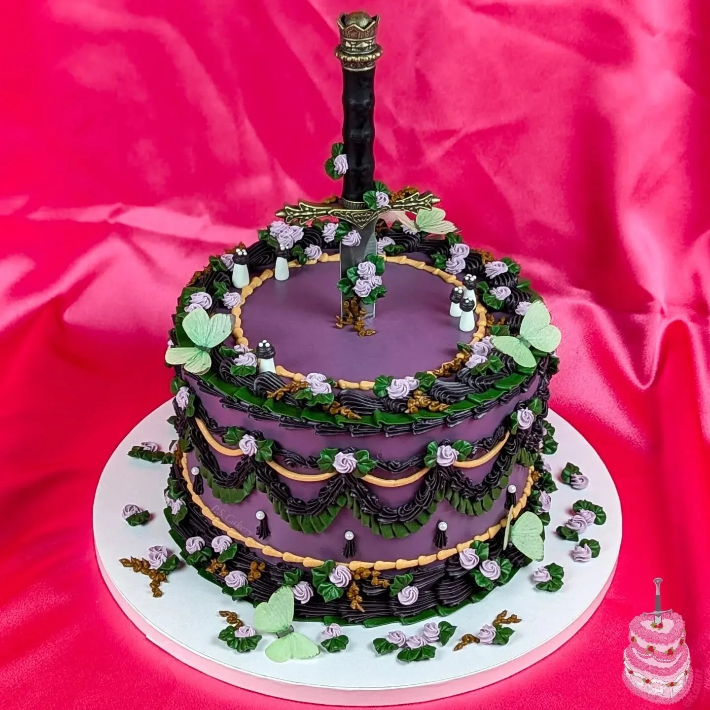 ✷✷✷𝔅𝔯𝔦𝔞𝔯 &real;𝔬𝔰𝔢✷✷✷

Loved everything about the cake order, the color palette, the tiny mushrooms, and of course the dagger 🗡️ I am currently Stocked up on daggers lol (found a bunch of them I misplaced in my cake supply locker) so please 