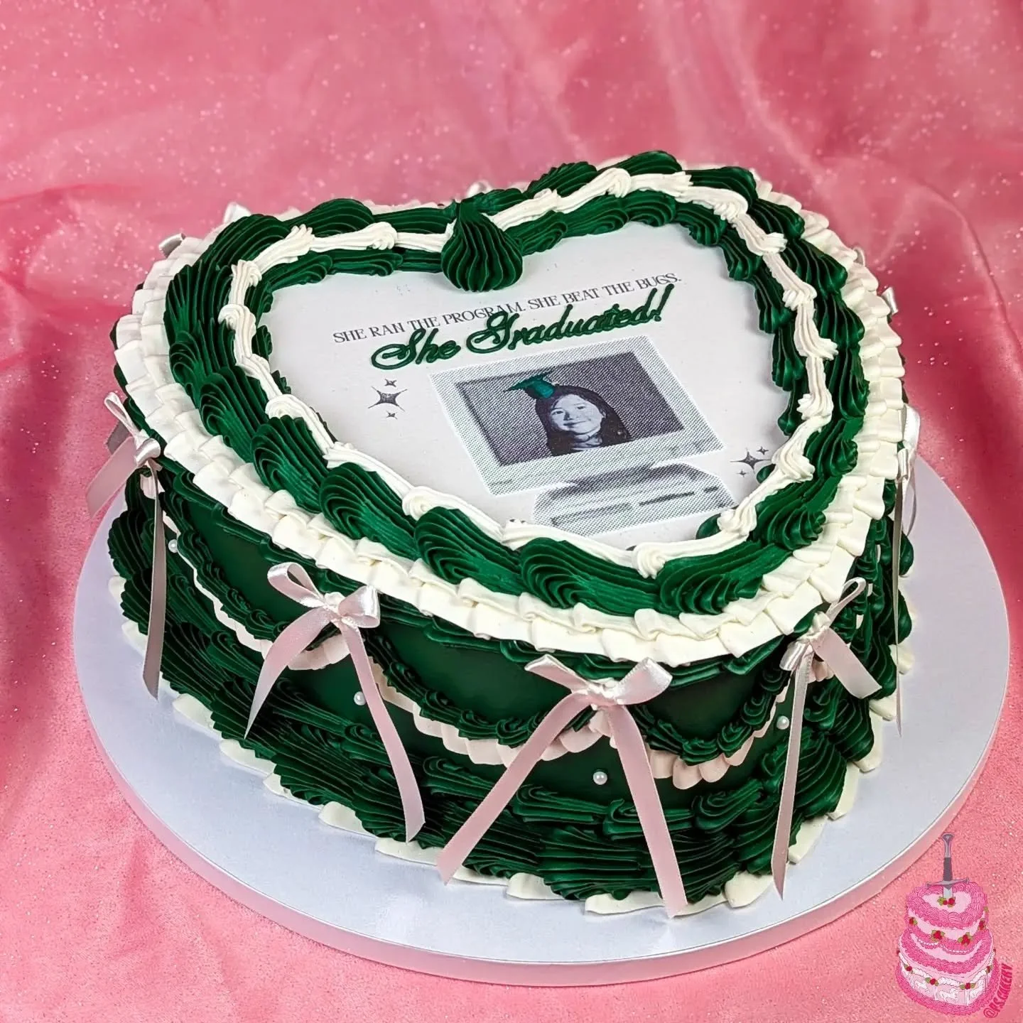 A super cute graduation cake I got to make a couple weeks ago 🤍

♡

#vintagecake #lambethcake #bespokecake #customcake #daggercake