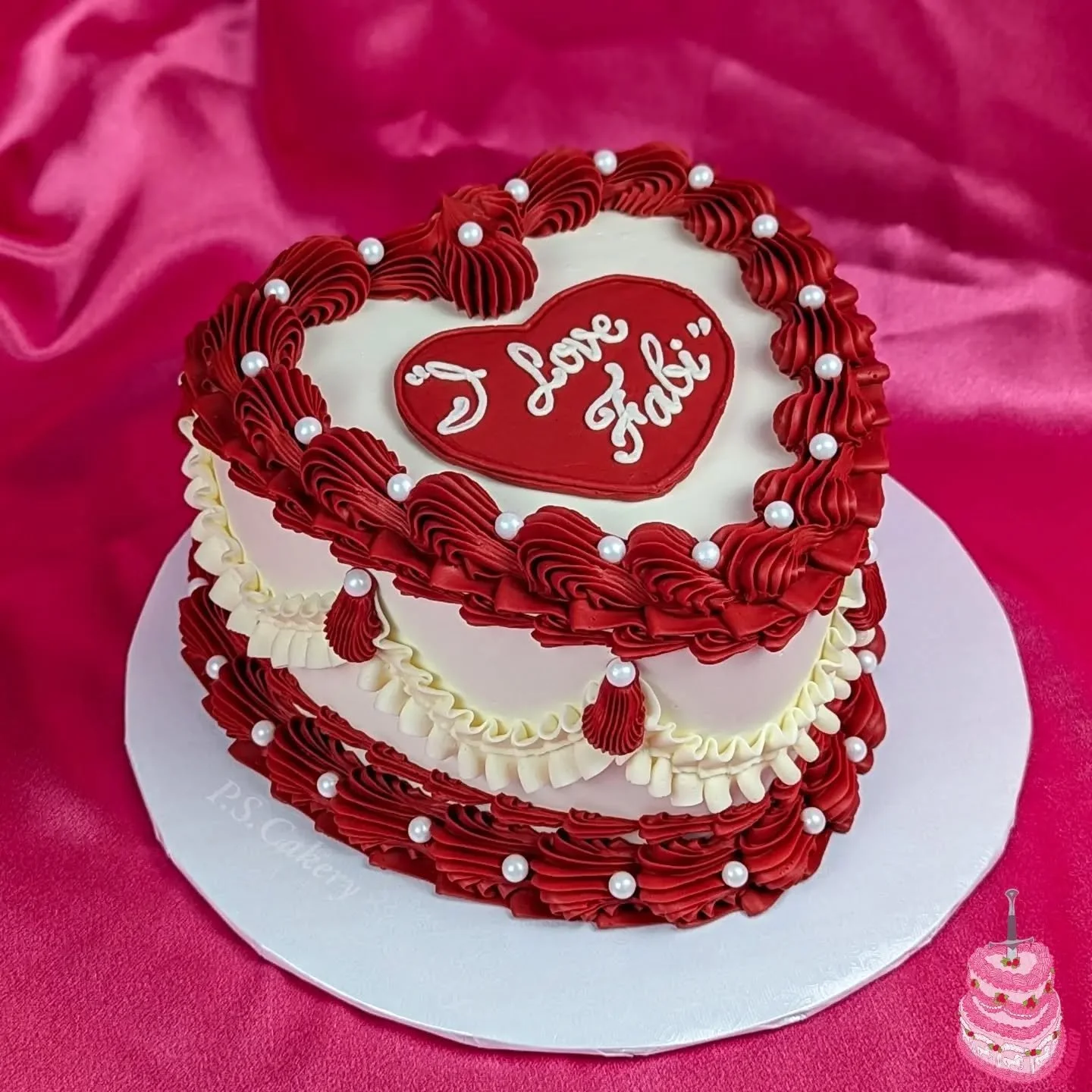 💌Still time to get your February custom cake orders in, but they're starting to fill up! Link in bio. 💌

♡

#vintagecake #lambethcake #bespokecake #customcake #daggercake