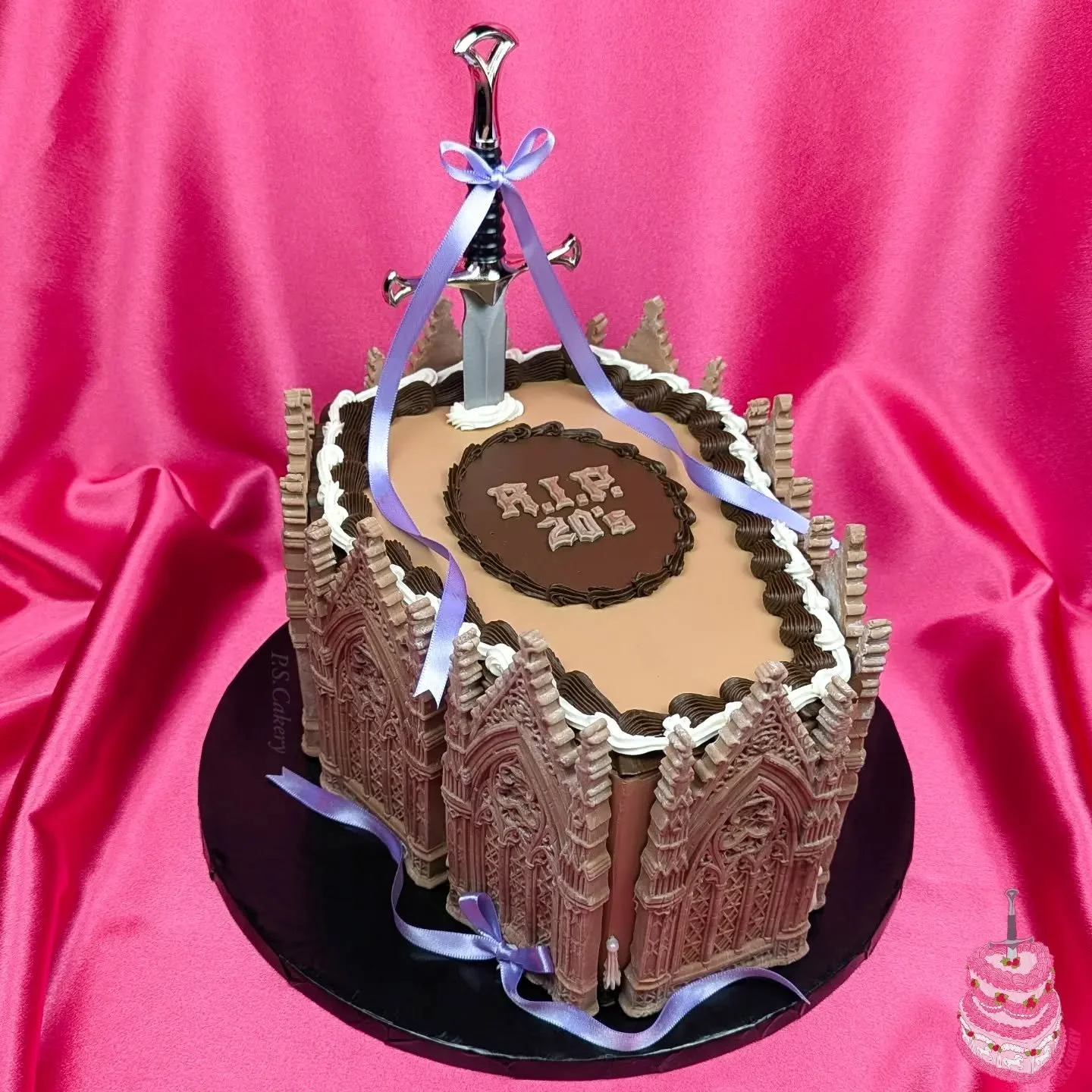 This cake checked all of my creative boxes!!!!! A fun unique color palette, a dagger, cathedral windows, and cute bows?!!!! Definitely my favorite cake of 2026 so far!!!! And thank you so much again to @cakebonofficial for the gorgeous black cake dru