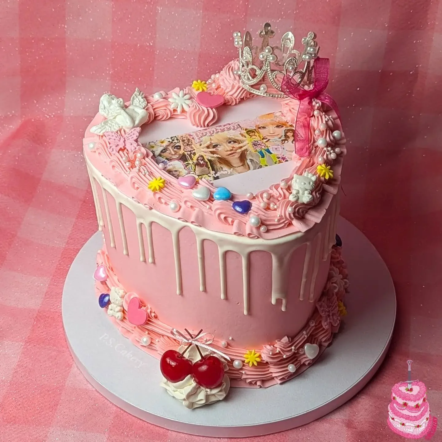 🍒🌸🧸💜👑💍🌷🎀

Now taking orders for March, link in bio! 💖

♡

#vintagecake #lambethcake #bespokecake #customcake #daggercake