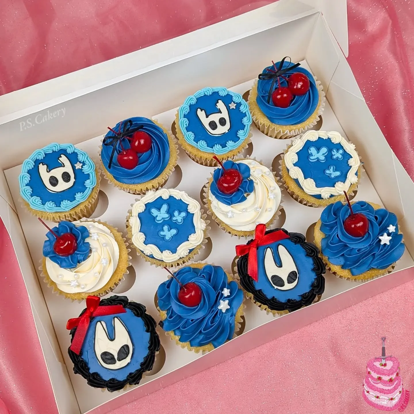 Another day getting to live my dream of making cute nerdy treats for cool people 💙 Lemon flavored Hollowknight cupcakes for the talented @cicadaqueen.ink !!

♡

#vintagecake #lambethcake #bespokecake #customcake #daggercake