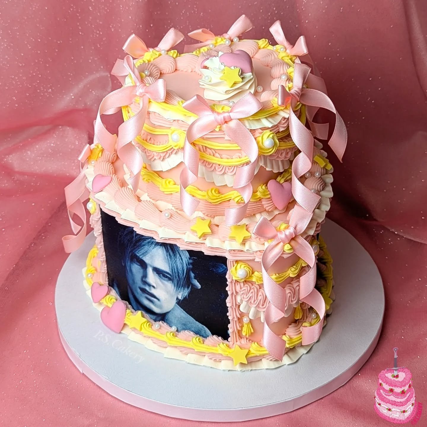 I LIVE to make juxtaposition styled cakes!!!!!!!! For me sometimes that means decorating a pretty cake and putting a dagger through it, other times it means decorating a pretty cake and putting someone's videogame husbandos on the side!!!!!! This was
