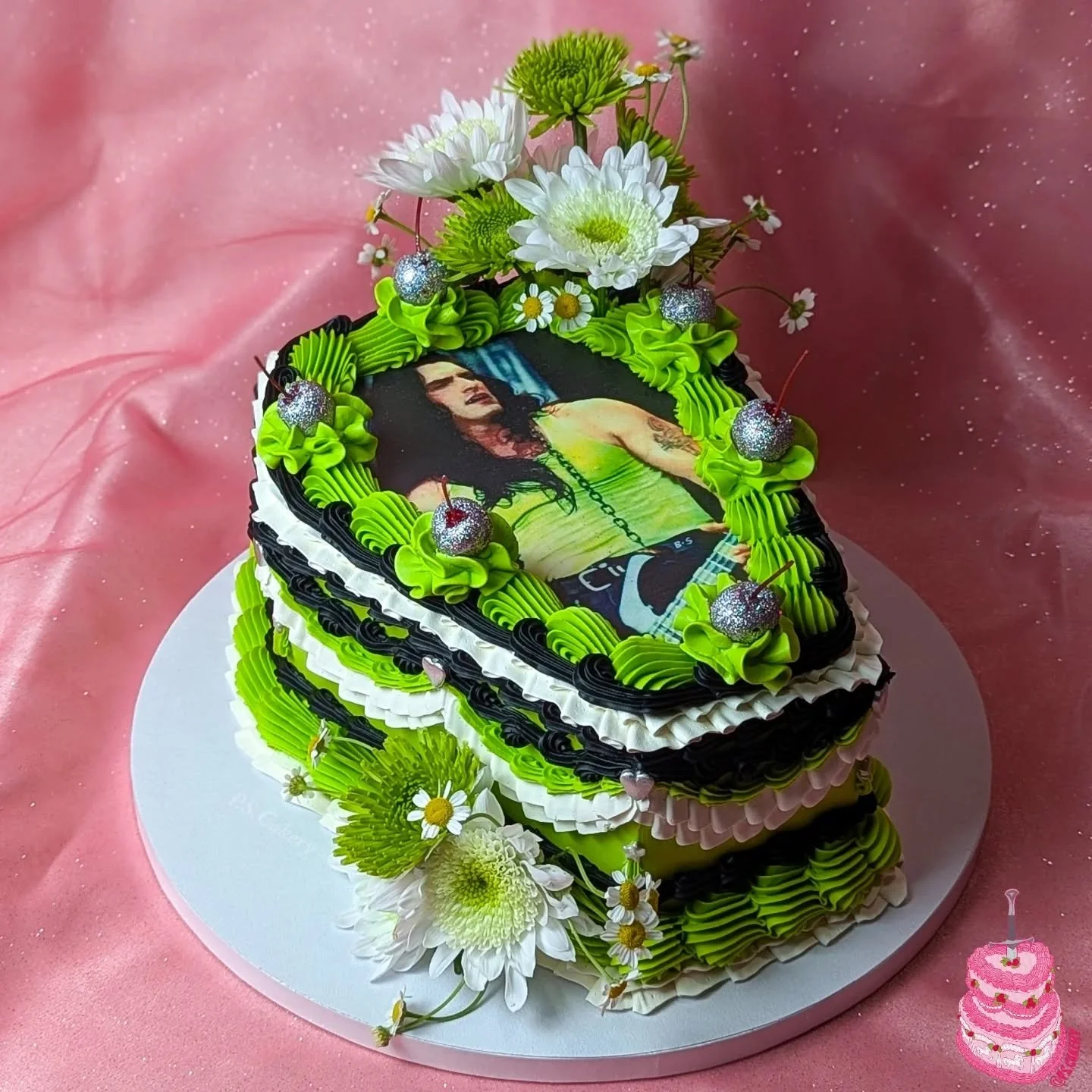 Now taking custom cake orders for May 2026, link in bio 💚

♡

#vintagecake #lambethcake #bespokecake #customcake #daggercake