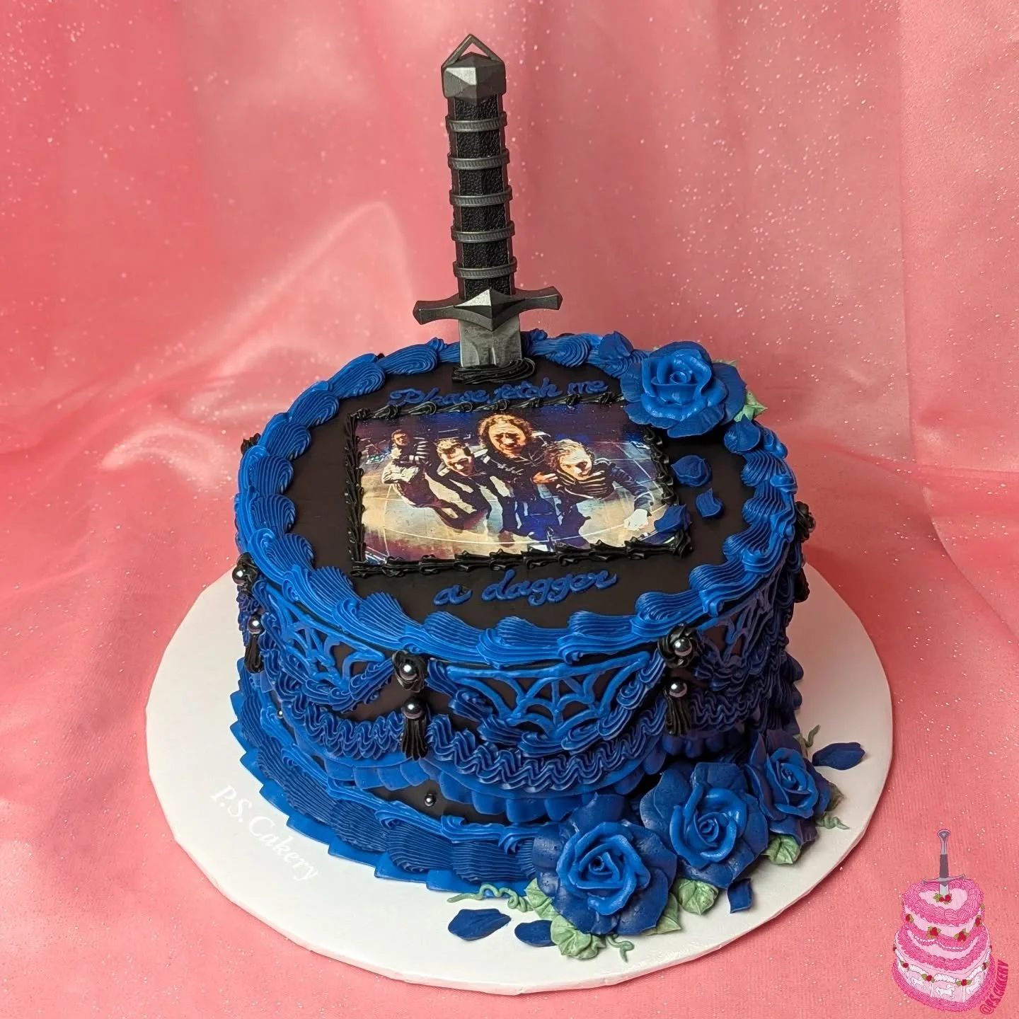 💙𝓐 𝓭𝓪𝓰𝓰𝓮𝓻, 𝓪 𝓭𝓪𝓰𝓰𝓮𝓻 🗡️𝓟𝓵𝓮𝓪𝓼𝓮 𝓯𝓮𝓽𝓬𝓱 𝓶𝓮 𝓪 𝓭𝓪𝓰𝓰𝓮𝓻 💙

♡

#vintagecake #lambethcake #bespokecake #customcake #daggercake