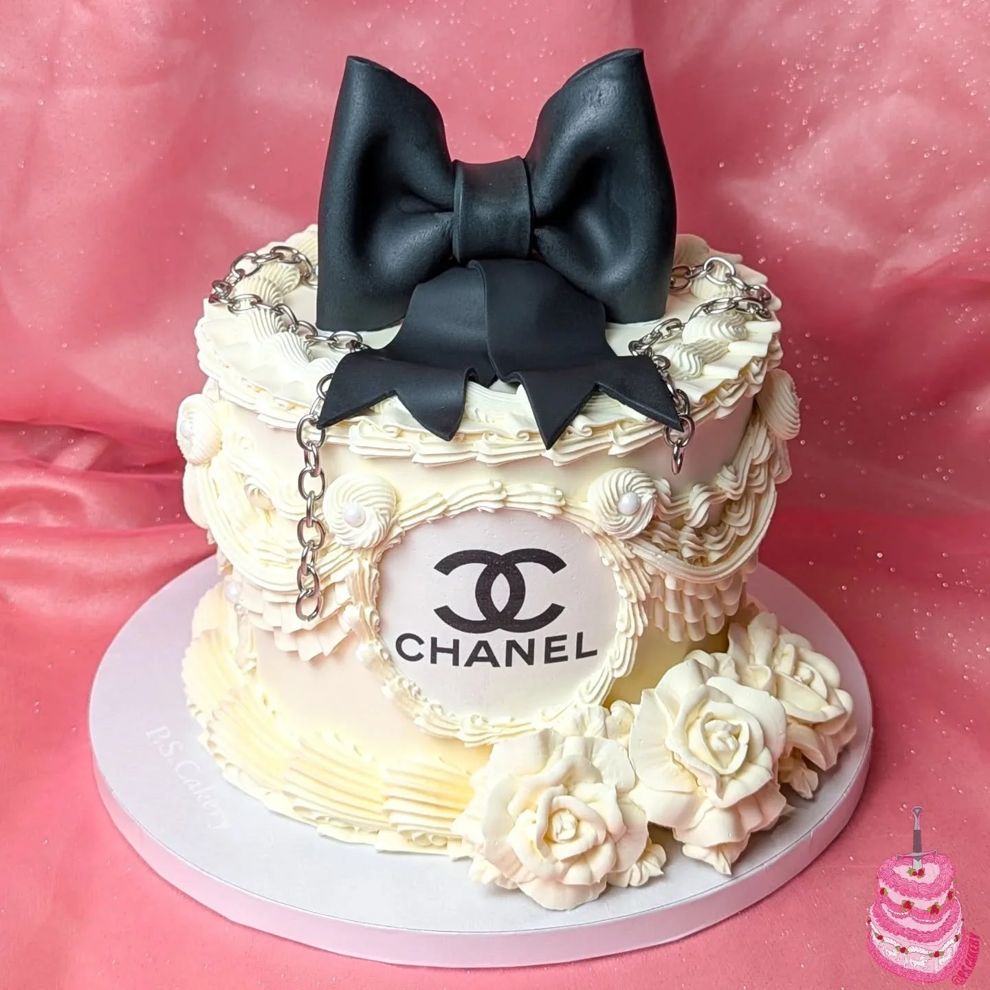 🖤⛓️᧔&bull;᧓⛓️🖤

♡

#vintagecake #lambethcake #bespokecake #customcake #daggercake