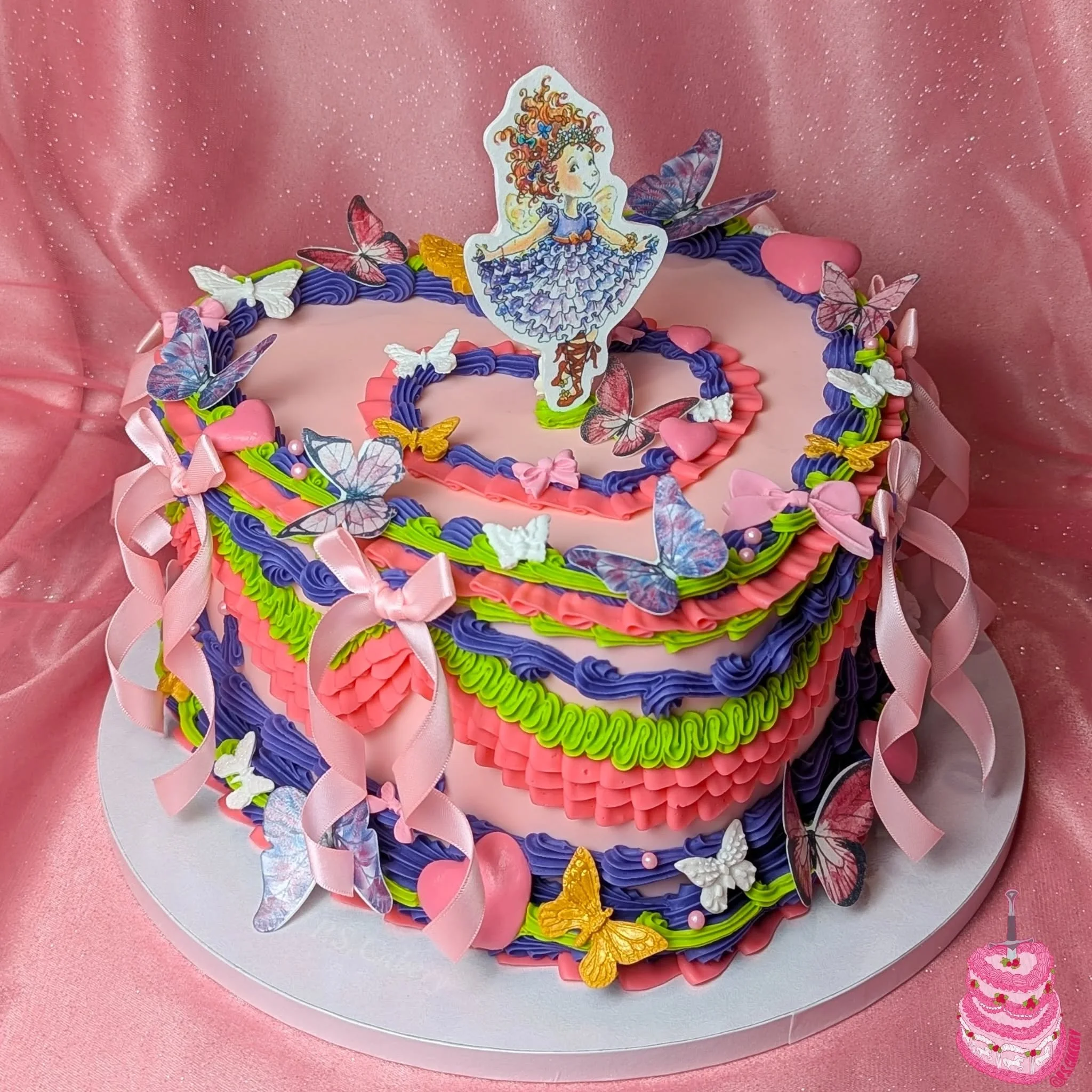 A very maximalist Fancy Nancy fairy themed cake 🦋✨

♡

#vintagecake #lambethcake #bespokecake #customcake #daggercake