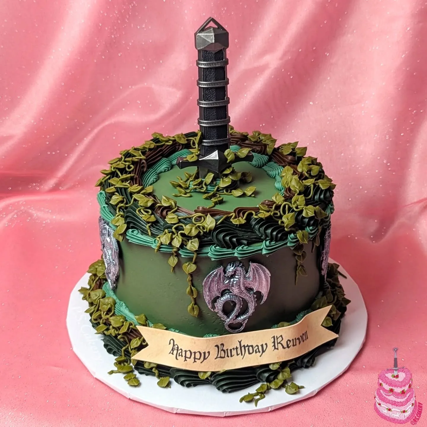 P.S.A. for my local people! This Sunday I'll be at @hemlockfoxden for @houndforge 's (sold out) chainmail class with a little bit of cake wares for sale! The class is sold out but the rest of the bar will be open to the public, I'd love to see you th