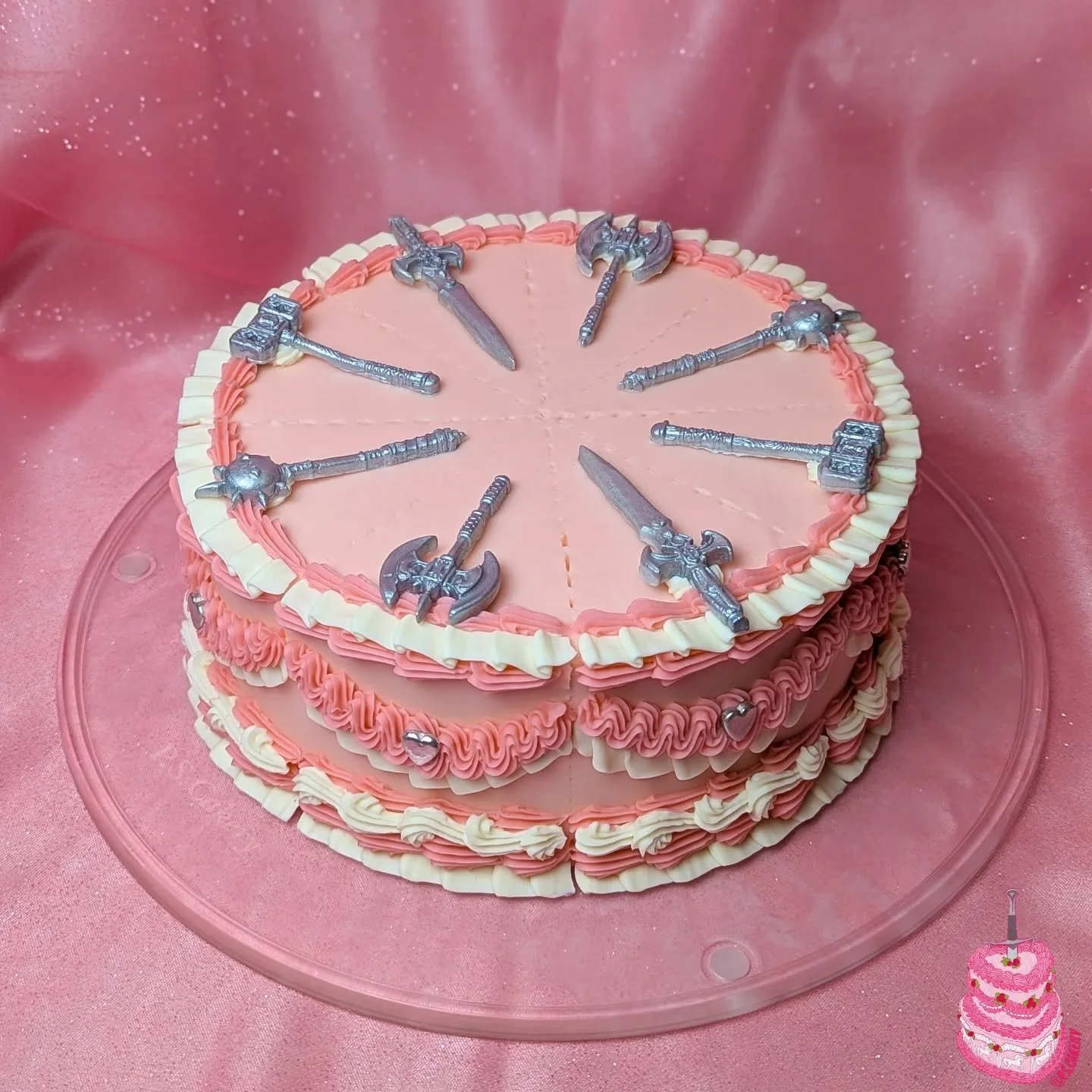 Thank you again to everyone that came out and got some cake goodies from me @hemlockfoxden yesterday!! I had such a good experience thank you also so much to @houndforge for letting me tag along to their event! It was so fun watching her teach, all o