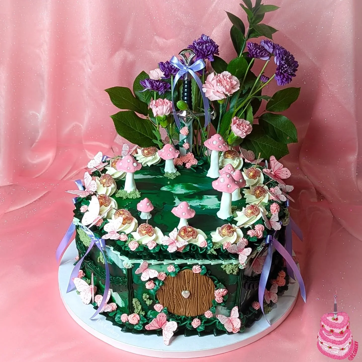🩷🗡️🎂🌿🍄🪻

Couple reminders! I still have some availability for the later half of June, and July books are recently opened, link in bio ✨

♡

#vintagecake #lambethcake #bespokecake #customcake #daggercake