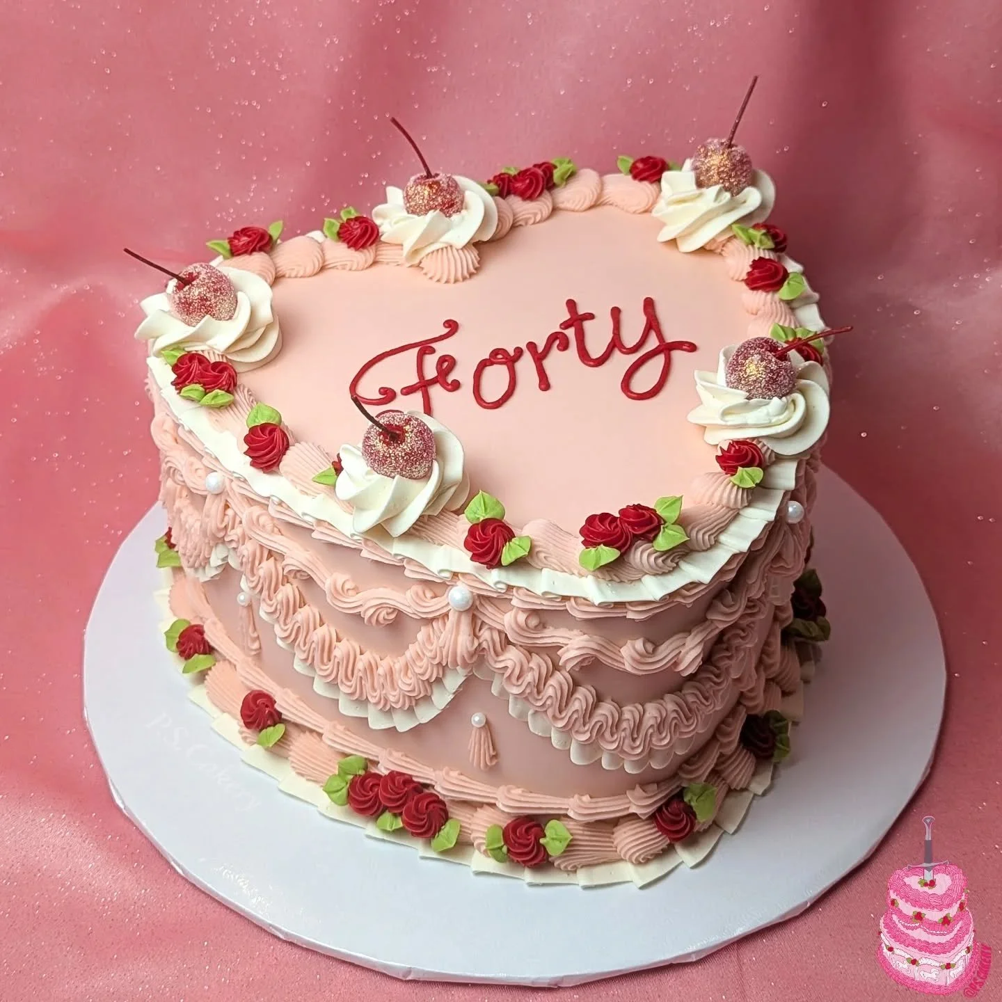 Have a lovely weekend everyone 💋🩷🍒

♡

#vintagecake #lambethcake #bespokecake #customcake #daggercake
