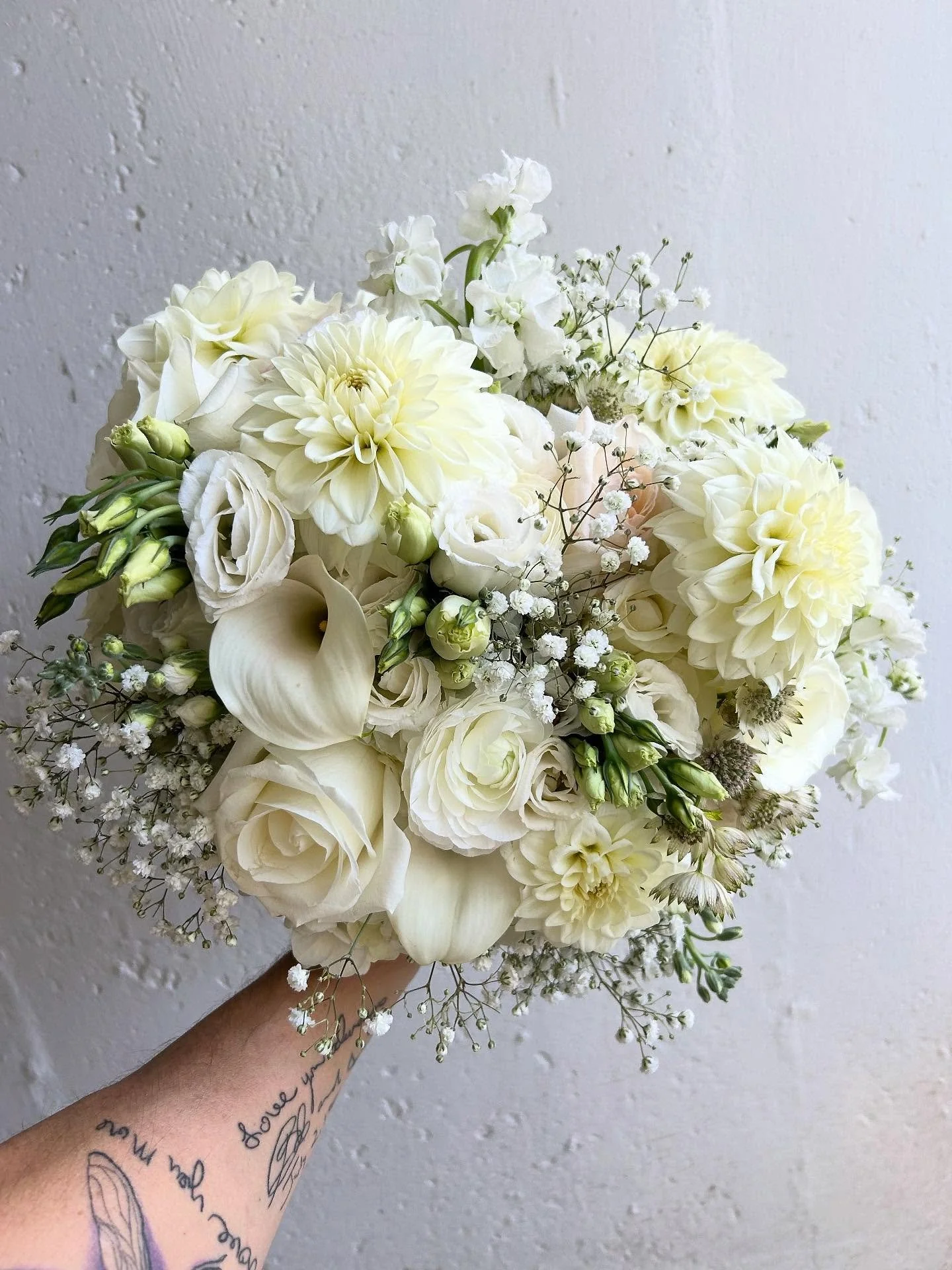 A few moments of Saturday&rsquo;s magic via my cell phone! I can&rsquo;t wait to see the images from @hunterberryphotography 🤍🤍🤍

#radfordfloraldesign #floraldesign #floraldesigner #florist #iowaflorist #gayflorist #weddingflorist #eventflorist #i