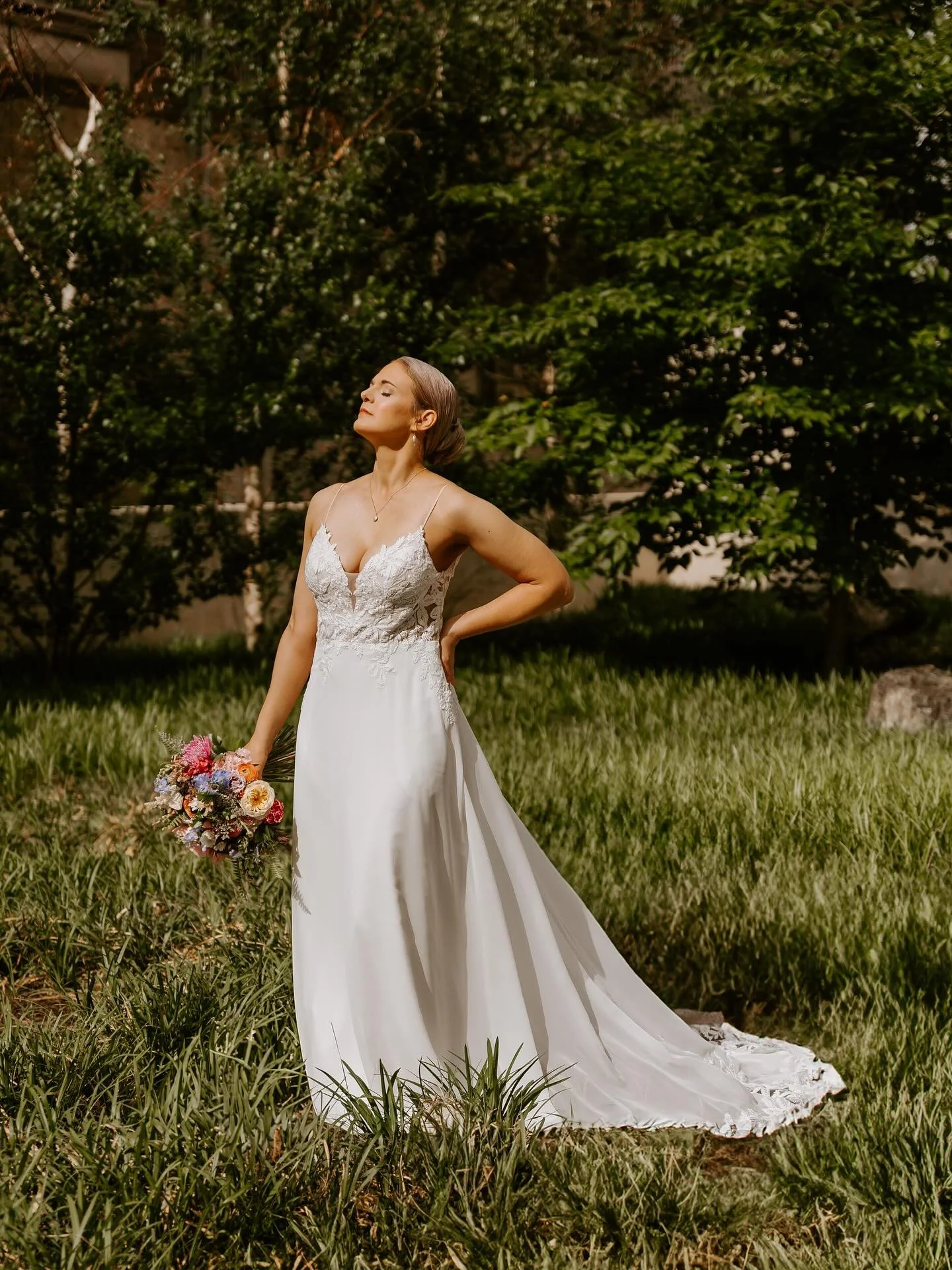 A moment for this June bride!
.
.
#radfordfloraldesign #floraldesign #floraldesigner #florist #iowaflorist #gayflorist #weddingflorist #eventflorist #iowaweddingflorist #midwestflorist #weddingflowers #weddingfloraldesigner #weddingfloraldesign #june