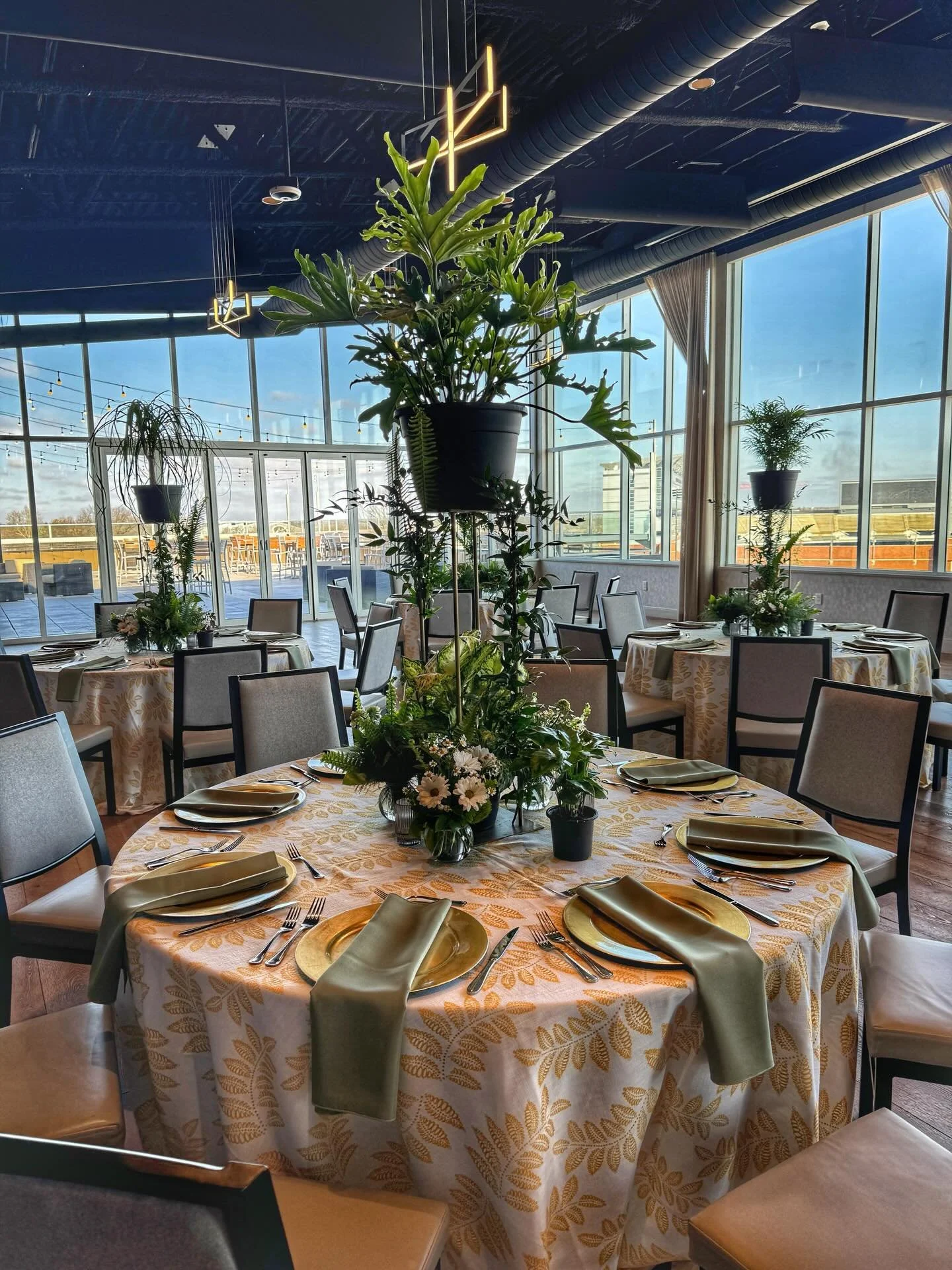 If we are going to be teased with warmer weather and see some green on the ground instead of snow, then I&rsquo;ll post some green tropical plants, cute little arrangements and some fun bright linens!

The Midwest needs to go back on her pills! 😜🫠 