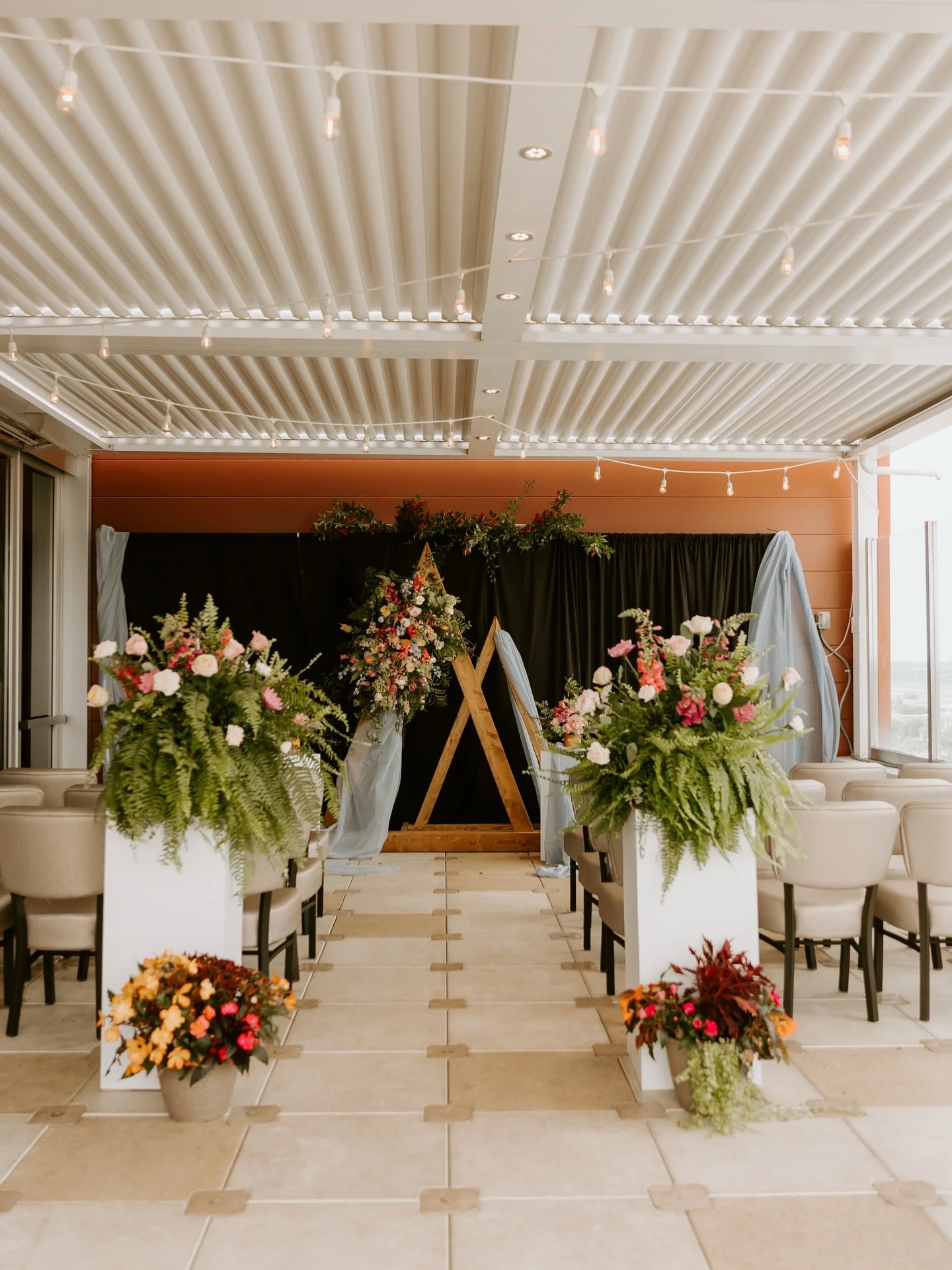 Tis&rsquo; the season! Wedding season!

#weddingseason #iowacityweddings #midwestweddings #weddingceremonyflorals #radfordfloraldesign 

Photo: @ashleepaigespencer
