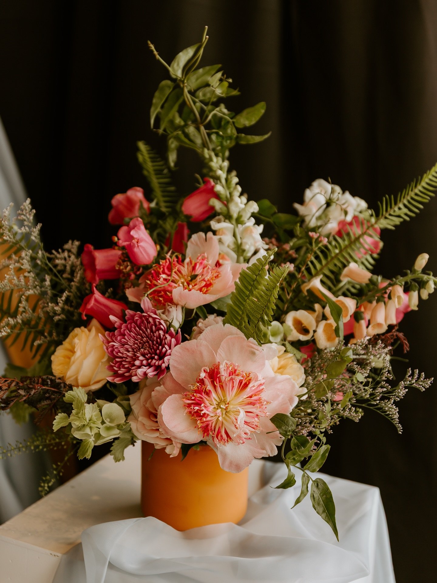 Ceremony statement floral doesn&rsquo;t have to be on an arbor! Container arrangements can be so versatile and more easily repurposed!

#statementfloral #ceremonyfloral #weddingseason #iowacitywedding #radfordfloraldesign