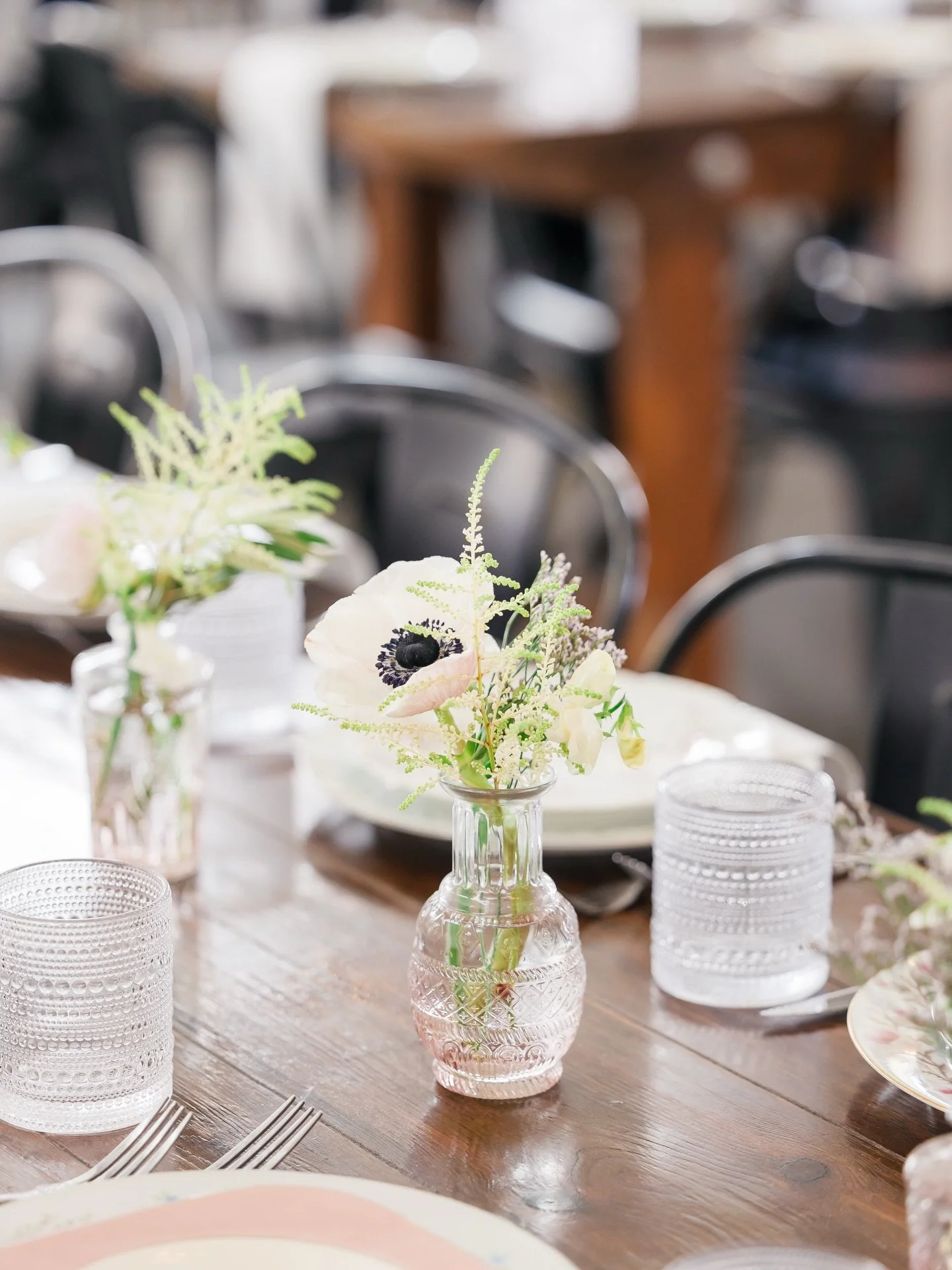 Bud vases, love &lsquo;em or hate &lsquo;em they are here to stay! 

And who wouldn&rsquo;t love a cutie little bud vase-especially a blush bud vase!

#budvasecenterpieces #iowacitywedding #anemones #radfordfloraldesign #weddingflowersdecor 

Photo: 