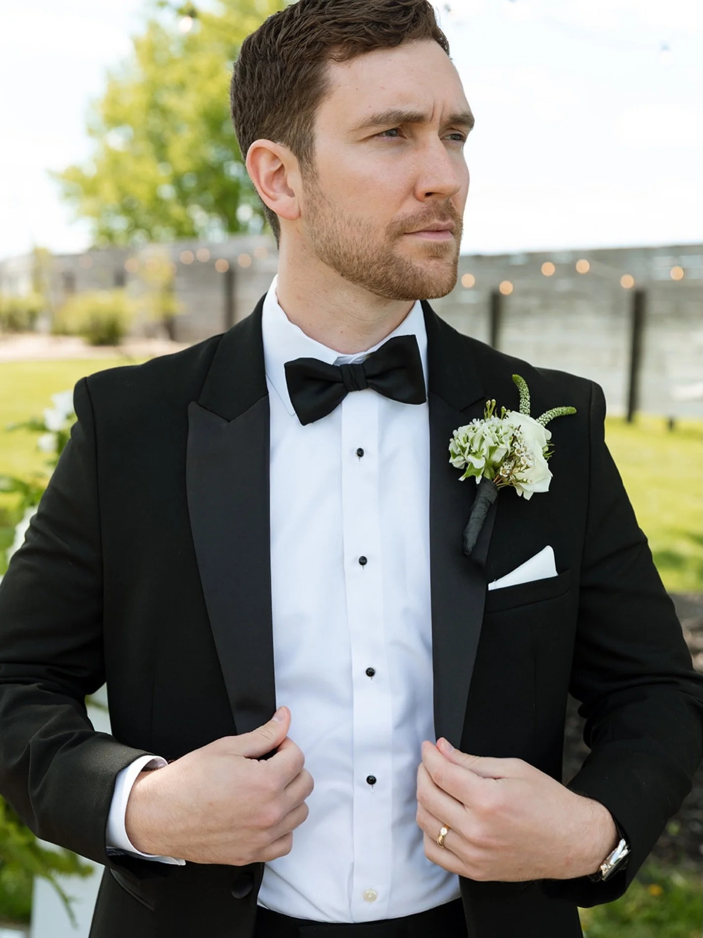 Shaken. Not stirred. 

#groomsboutonniere #iowawedding #iowacityflorist #blackandwhitewedding #classic