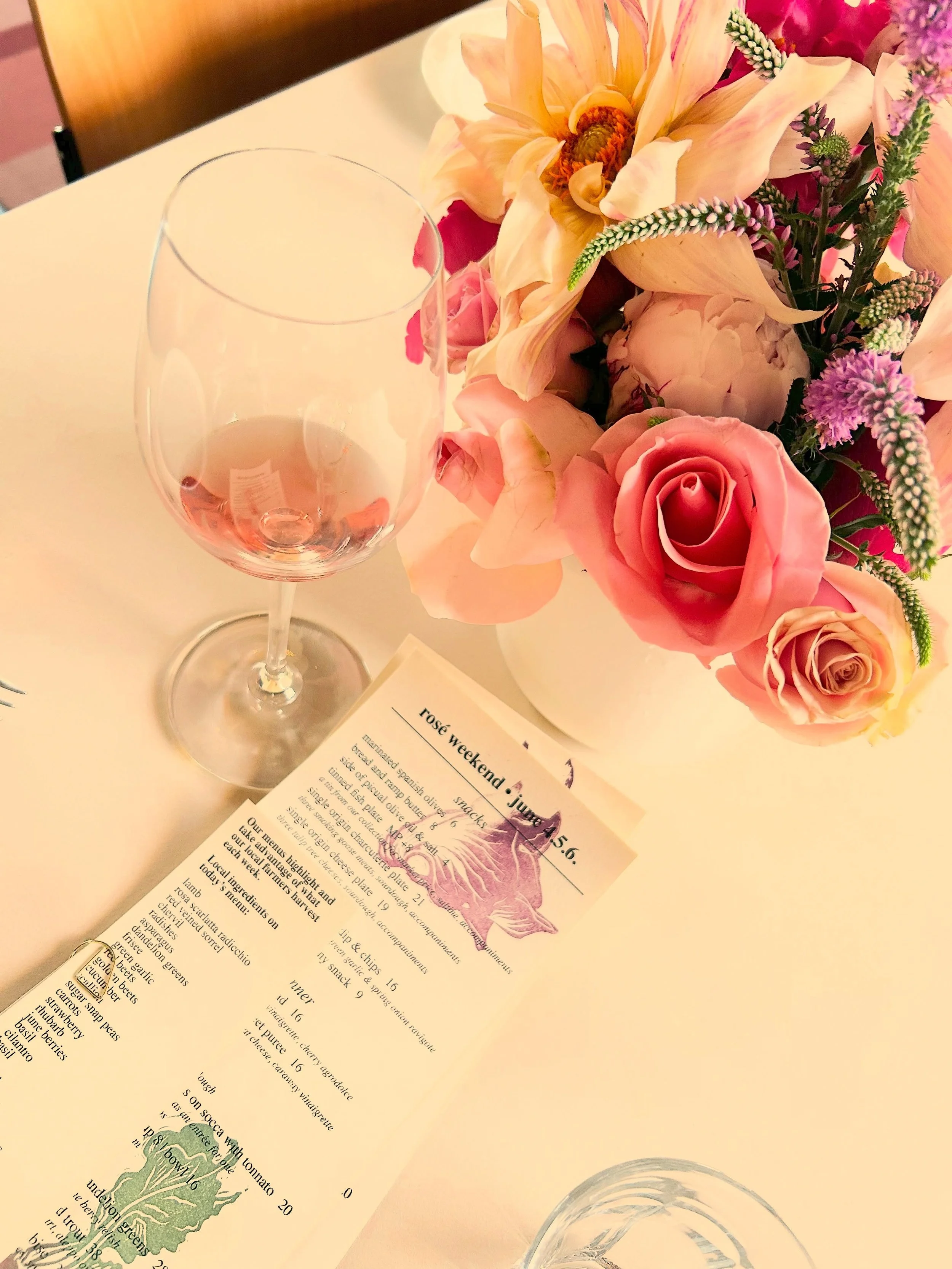Ros&eacute; weekend officially opened! Did you go last night? Are you going tonight? Are you doing the tasting on Saturday? Or are you a true ros&eacute;-y and going all of the days?!?! 

#ros&eacute;weekend #iowacityiowa #whattodothisweekend #seeyou