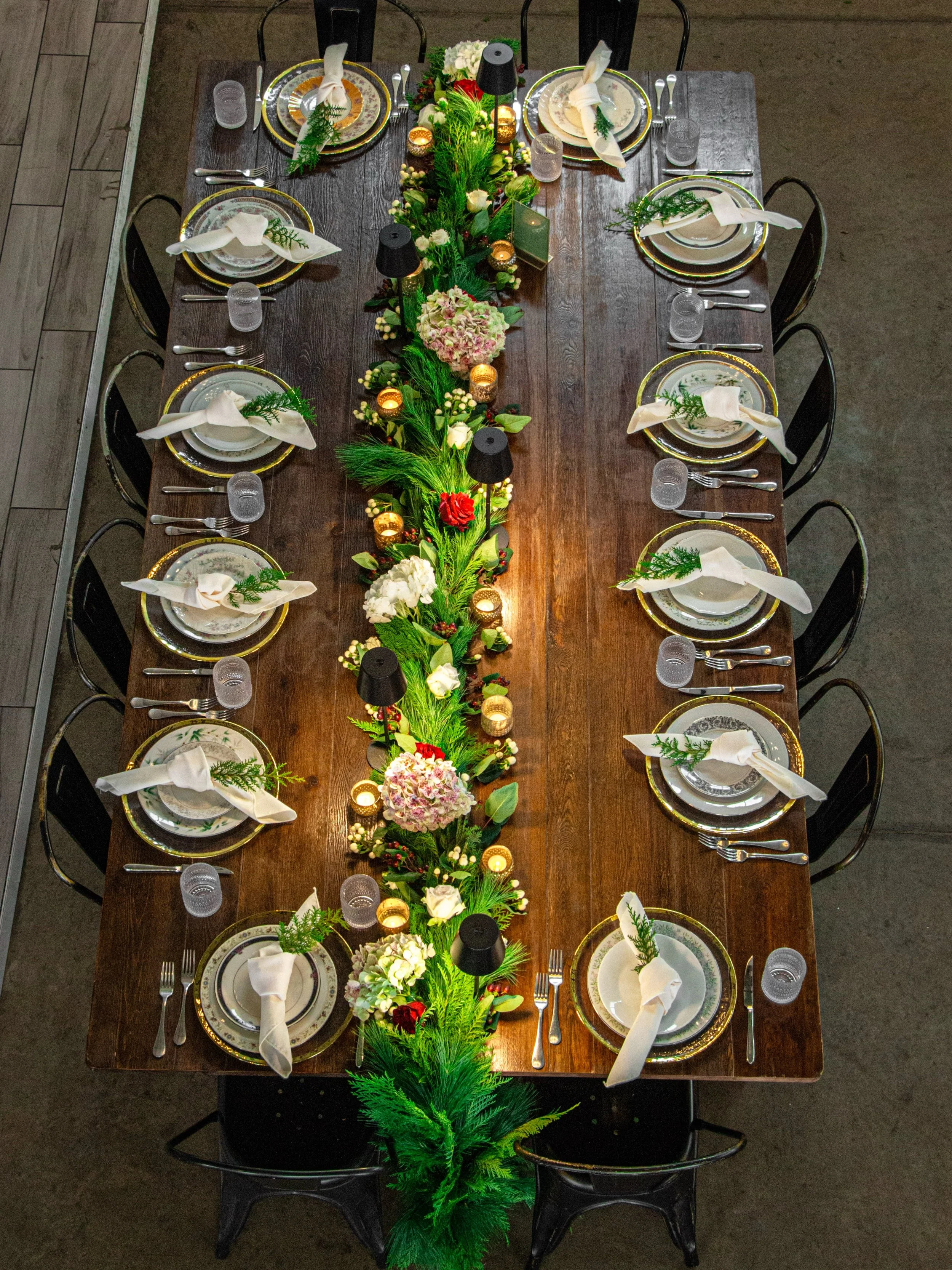 Yes to full garlands!

Venue: @walker.homestead 
Decor rentals: @uniqueeventsiowa 
Floral+Design: @floraldesignsbyglen 

#tablegarland #floralgarlands #tablelampcenterpieces #iowacitywedding #iowacityflorist