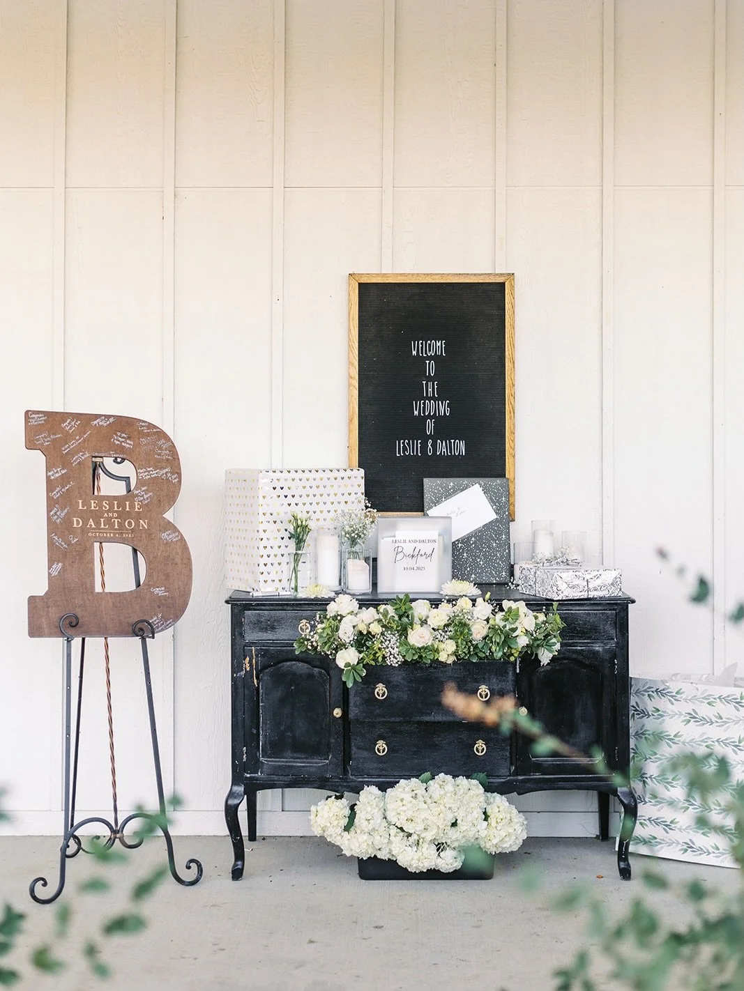 Welcome 2027 couples! Now taking bookings for 2027! Who&rsquo;s ready to start planning?!

Photo: @hunterberryphotography 
Venue: @walker.homestead 
Floral+Design: @floraldesignsbyglen 

#2027weddings #iowacityweddings #iowacityflorist #iowaflorist #