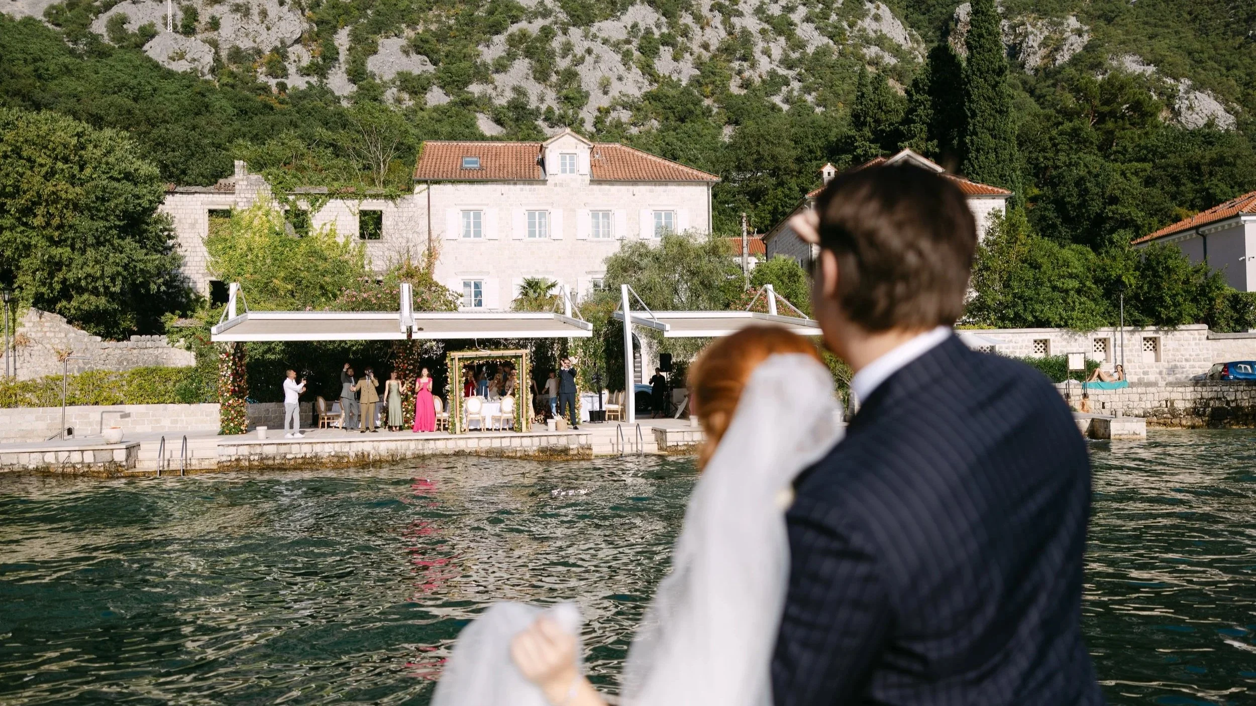 couple arriving to the wedding after the boat tour