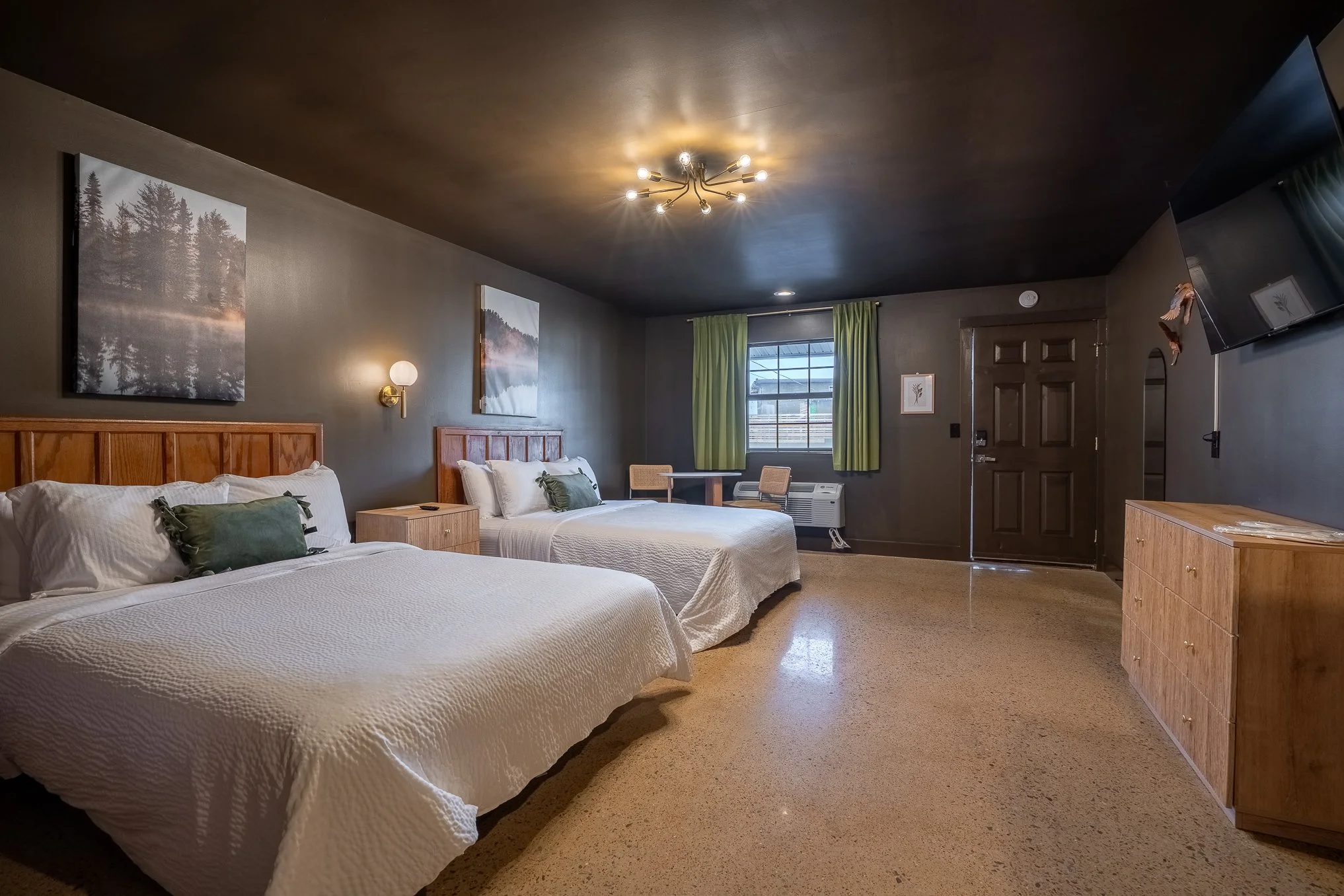 117 - whole room from vanity.jpg