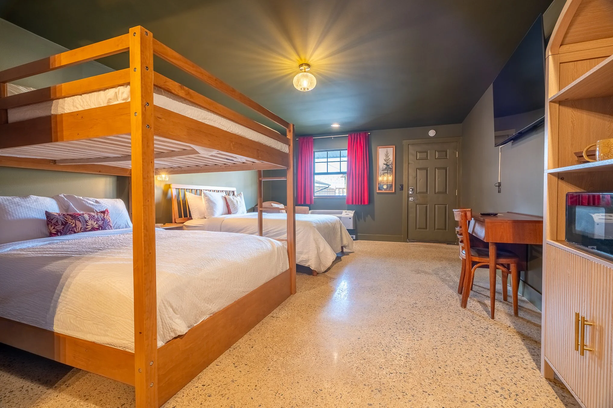 118 - whole room from vanity.jpg