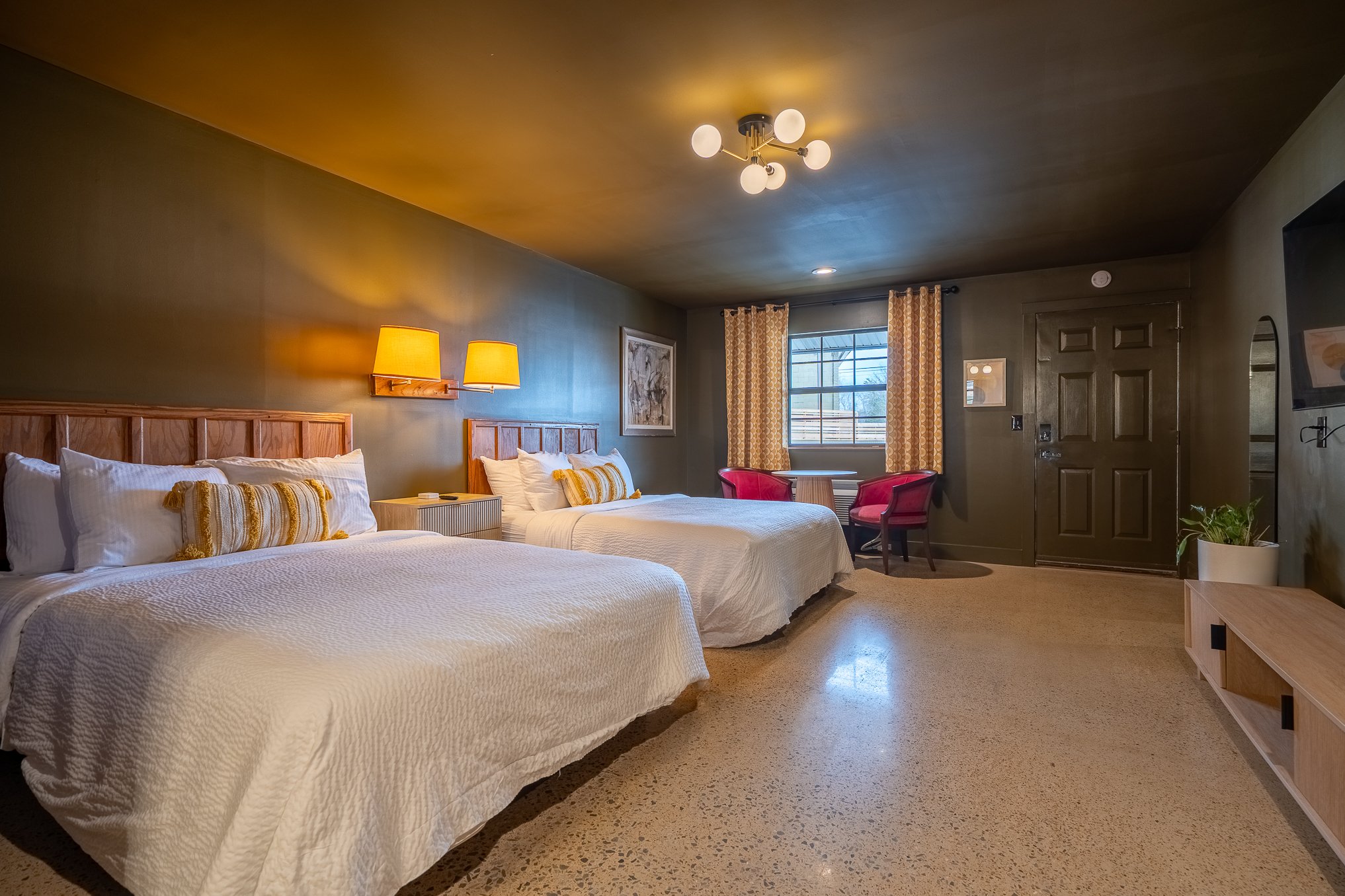 124 - whole room from vanity.jpg