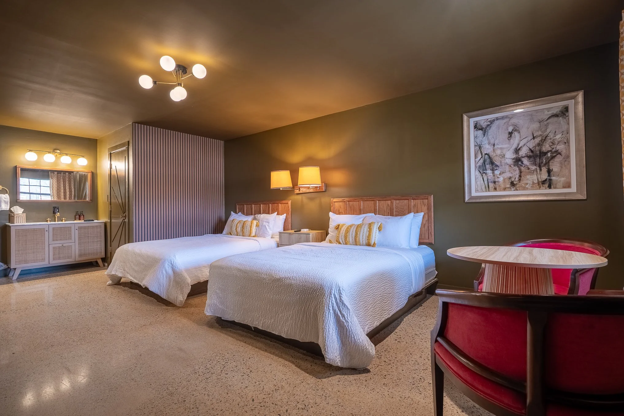 124 - whole room from front door.jpg