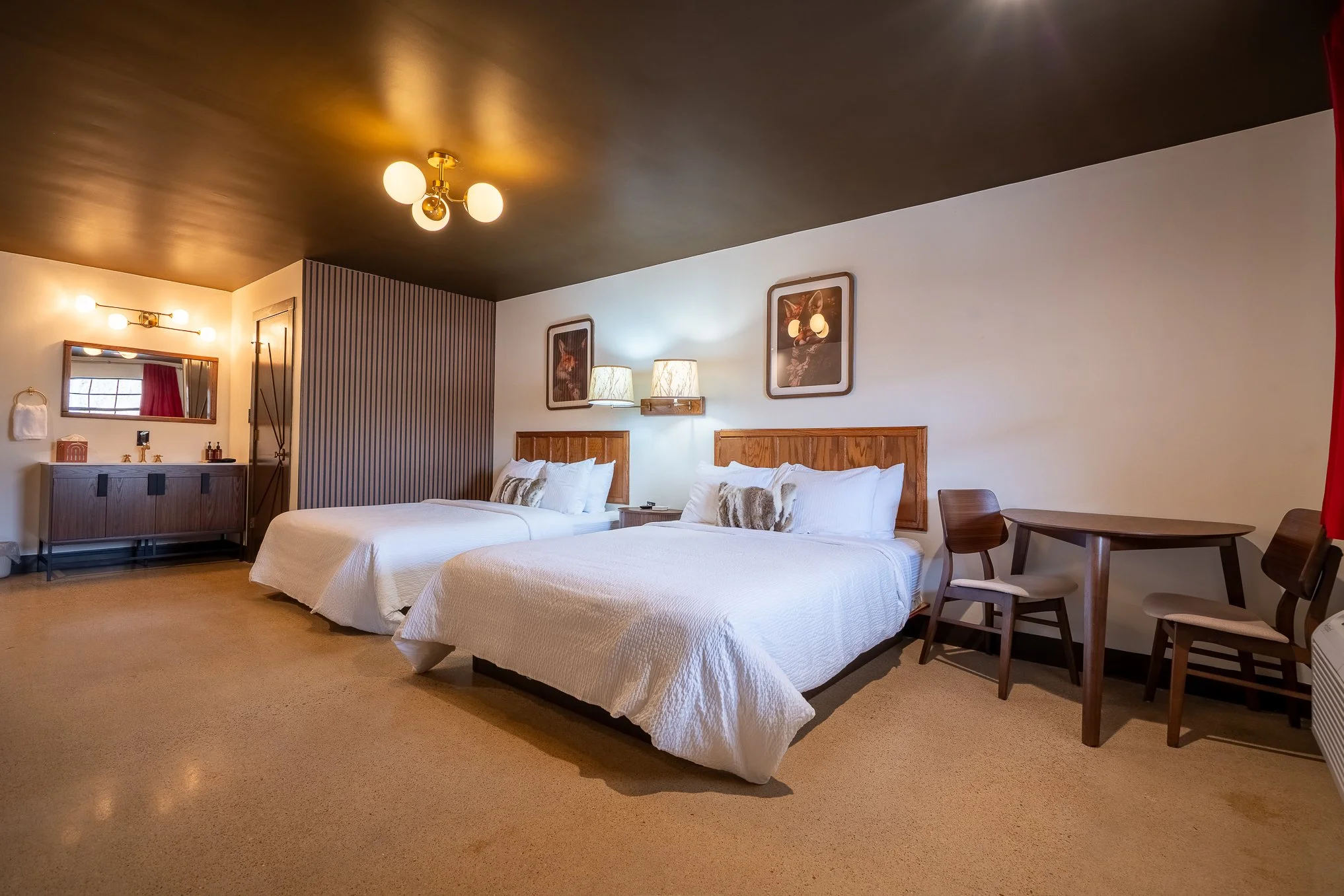 123 - whole room from front door.jpg