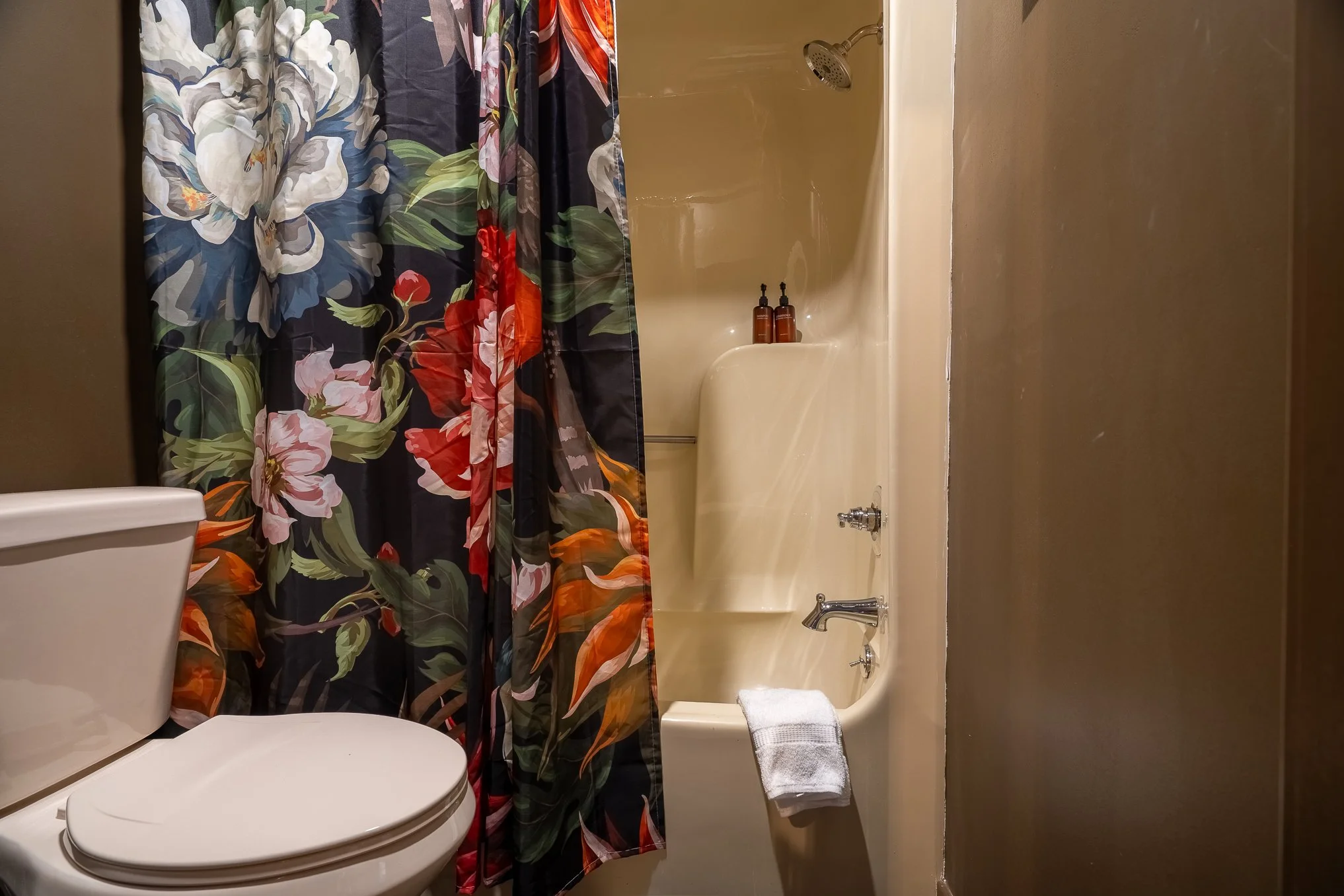 117 - bathroom with tub.jpg