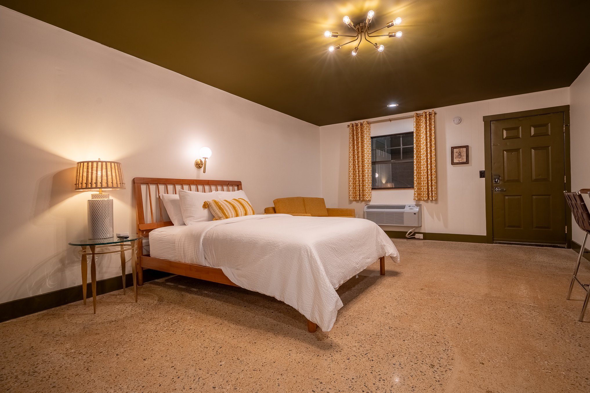 121 - whole room from vanity.jpg