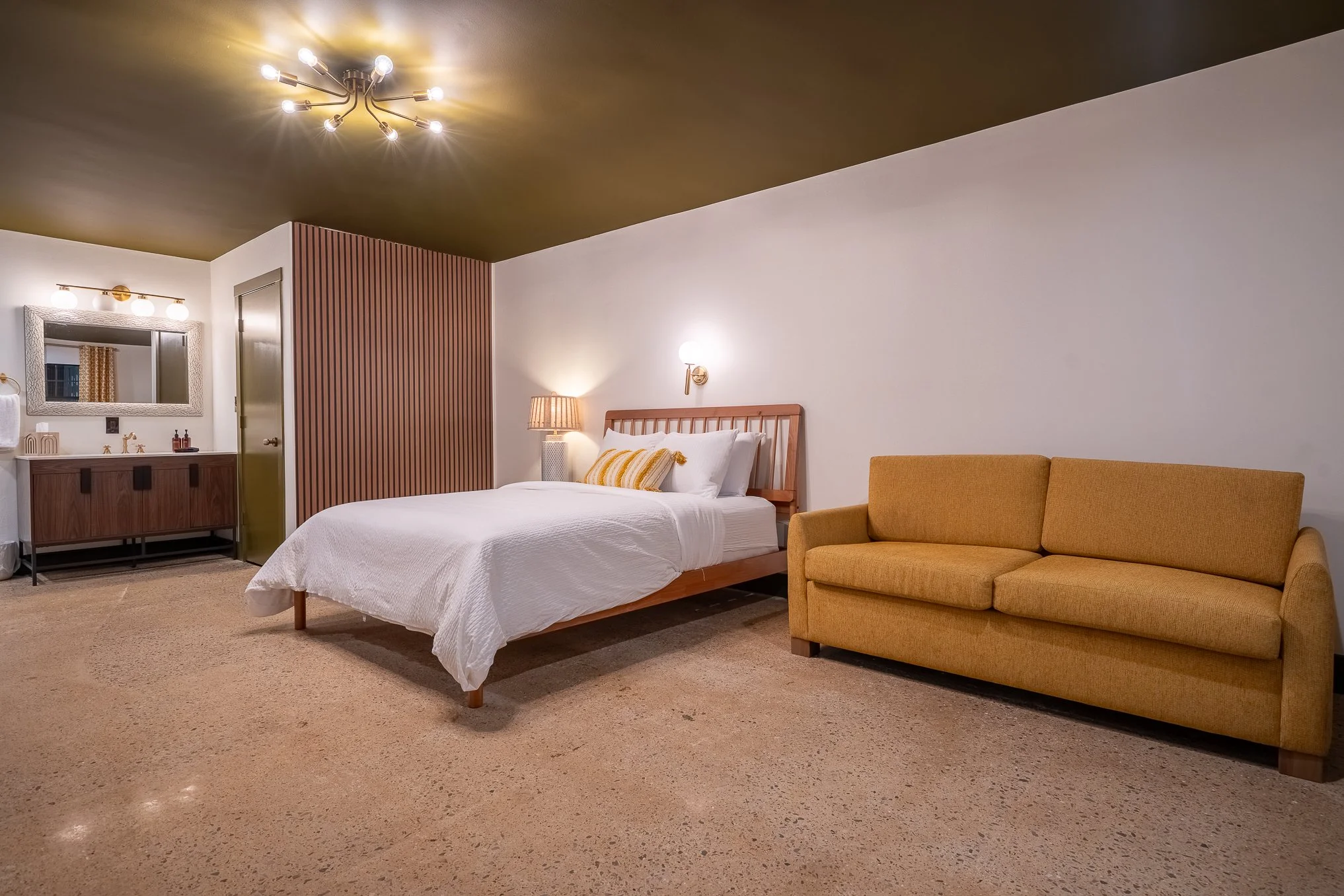 121 - whole room.jpg