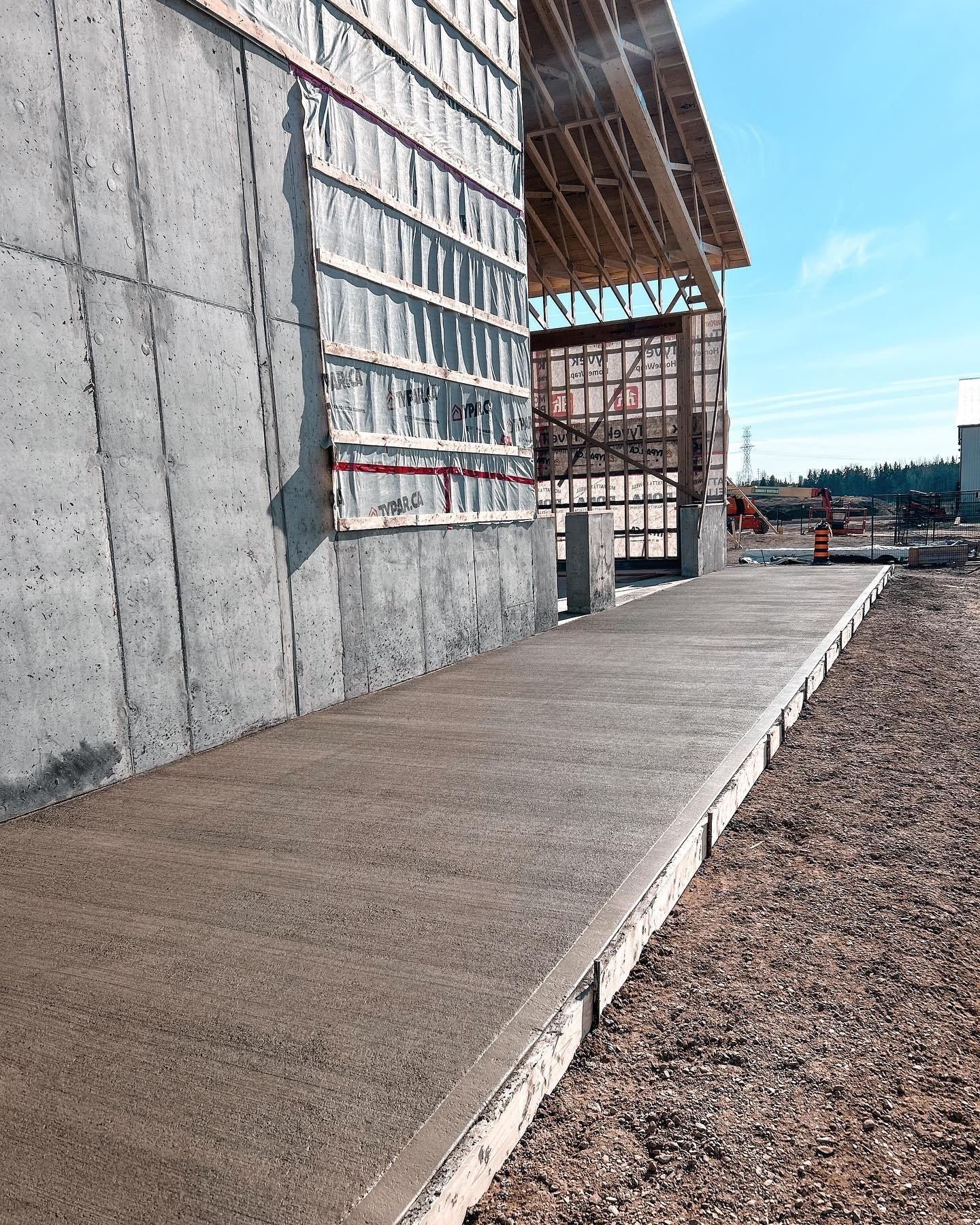 Perks of a mild fall? Getting these building aprons in for @avpconstructioninc 

1000 sq ft with a broom finish ✅