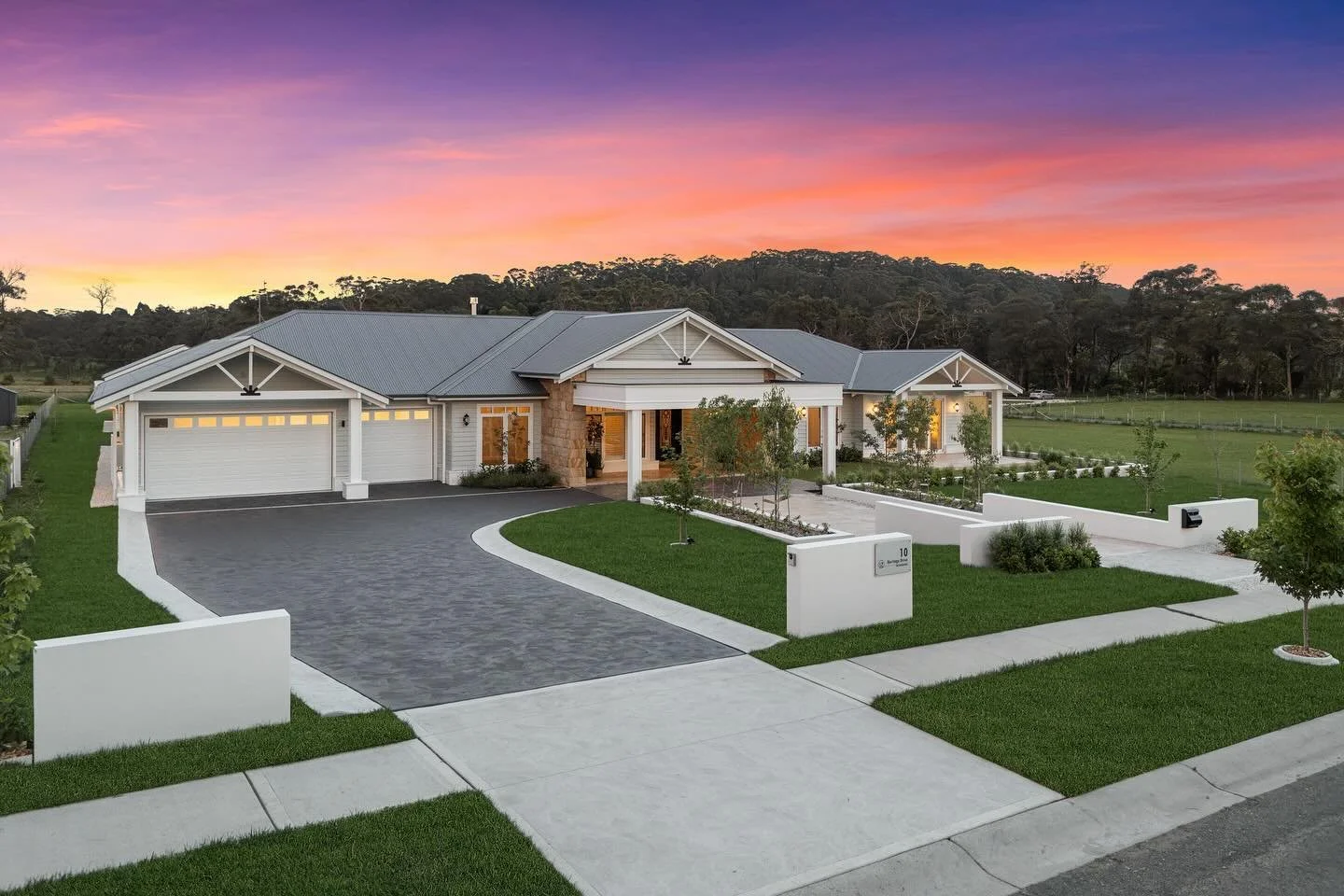 Bundanoon // Crafted with our client&rsquo;s vision, the Australiana Farmhouse is a perfect blend of luxury, comfort, and connection to nature. A true masterpiece that brings their dream home to life. 

Architect &ndash; @lymtstudio 
Builder &ndash; 