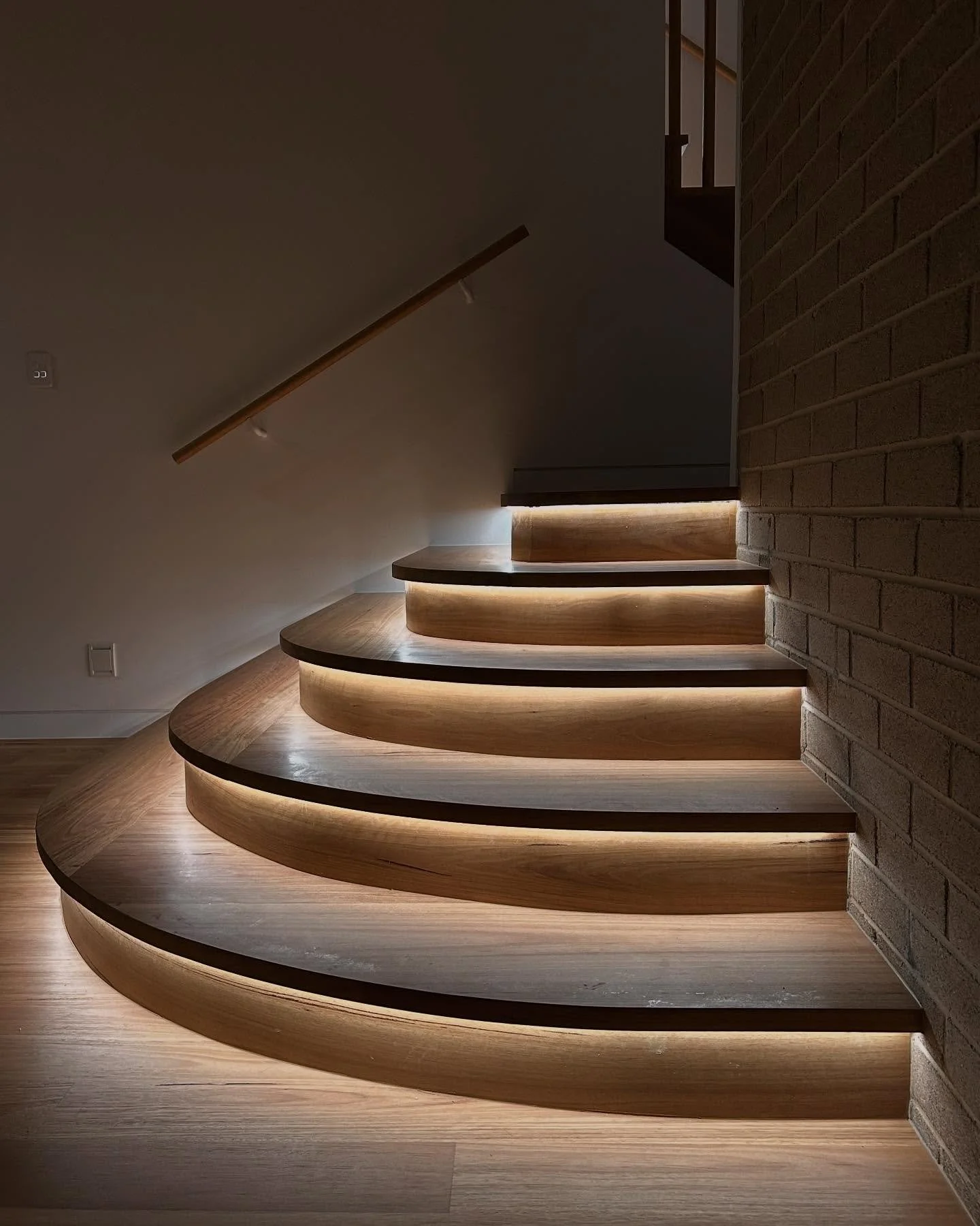 Bossley Park // Innovation meets craftsmanship with this light filled curved timber stair 

#builder #timberflooring #australianarchitecture #design #flooring #lighting #ledlights #interiordesign