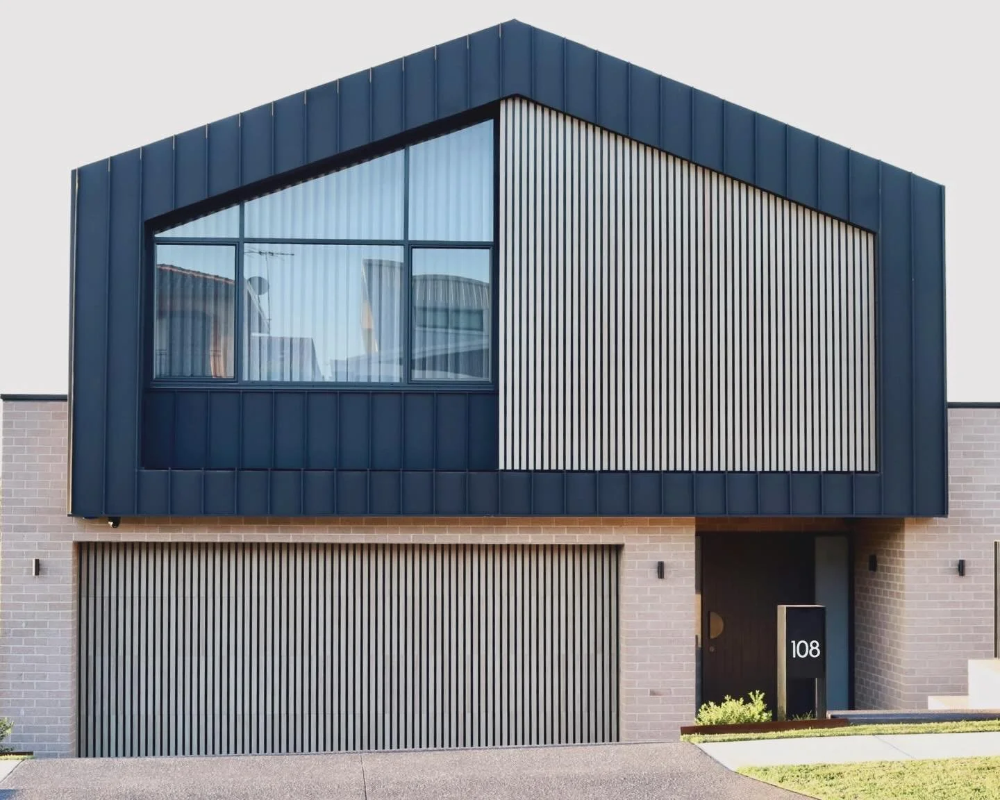 A modern fa&ccedil;ade defined by strong lines and quality finishes. Another project completed to a high standard.

#australianarchitecture #modernliving #colorbond #fa&ccedil;ade #sydney