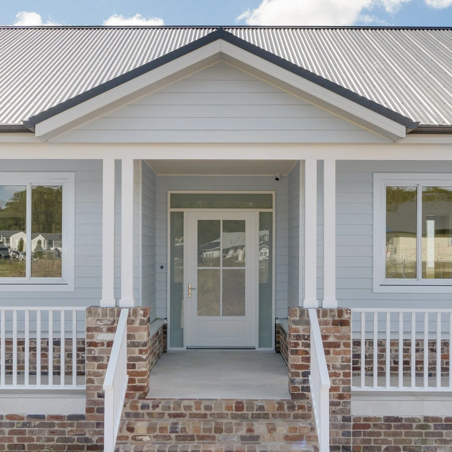Designed to sit effortlessly within its landscape.

Clean horizontal lines, balanced proportions and a restrained material palette allow this home to feel both grounded and refined, complementing its Southern Highlands setting.

From the warmth of re