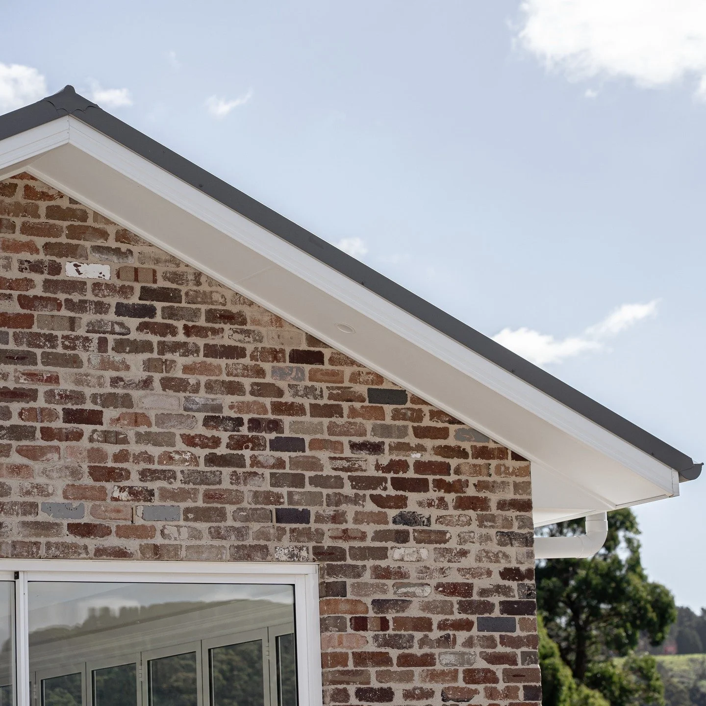 The detail is in the brick.

Recycled brick brings a depth and character to a home that no modern material can replicate. Each course telling its own story, set against crisp white eaves and a clean roofline with the Southern Highlands as the backdro