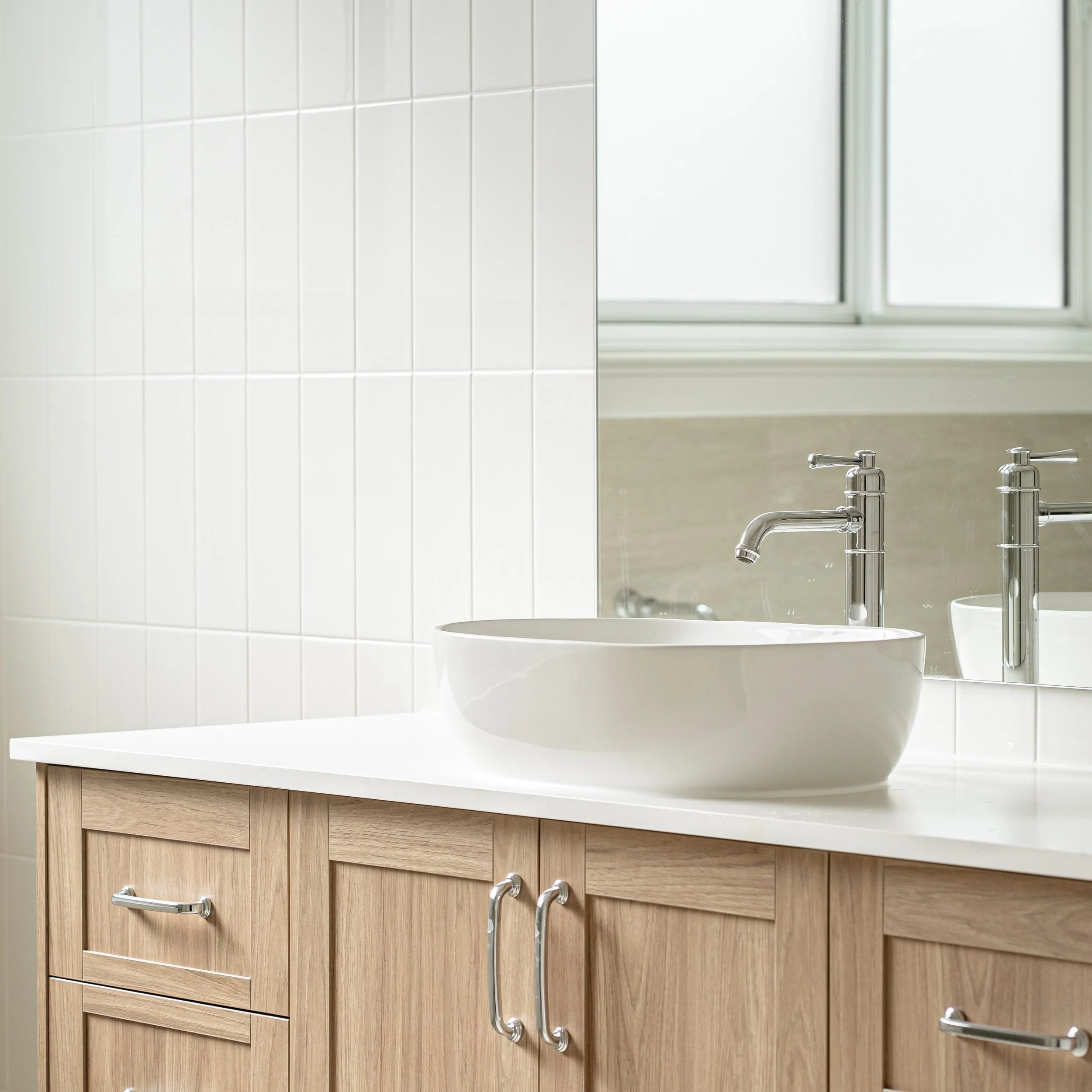 A bathroom should feel like a breath of fresh air. The bathroom on this latest Southern Highlands build came together beautifully.

Built by @cetaprojects 
Photography by @bodhiandco.media 

#ensuite #bathroomdesign #bathroominspo #vesselsink #timber